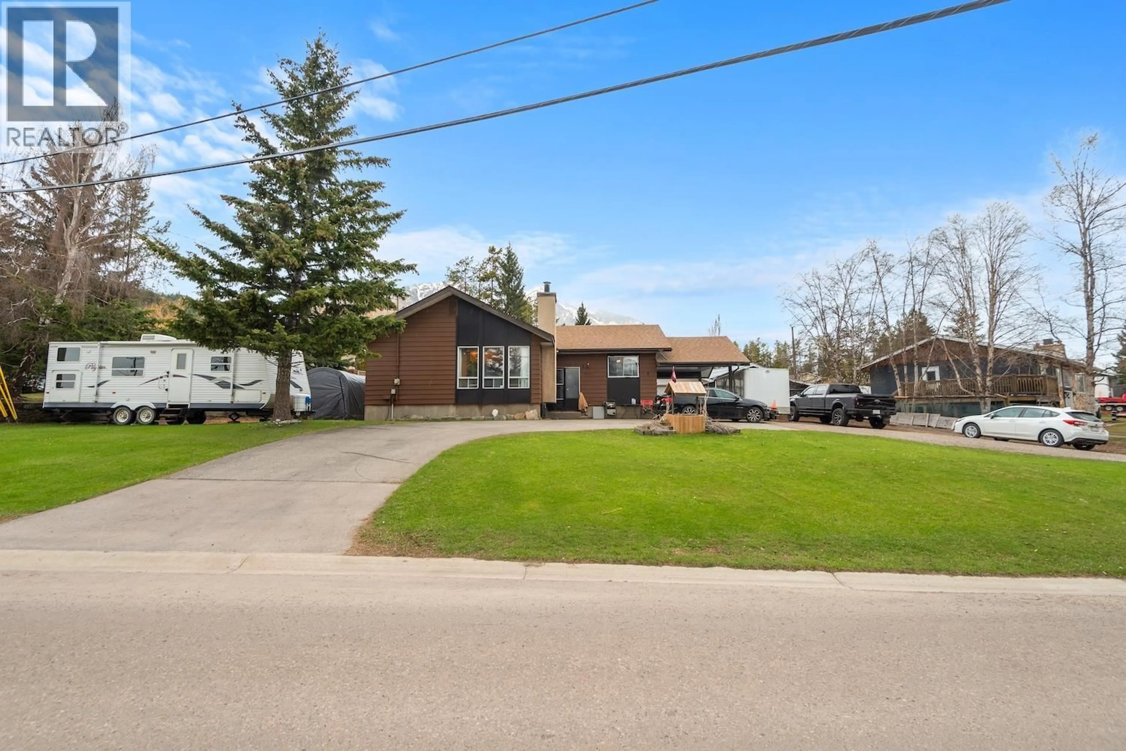 A pic from outside/outdoor area/front of a property/back of a property/a pic from drone, street for 925 ALPINE WAY, Elkford British Columbia V0B1H0