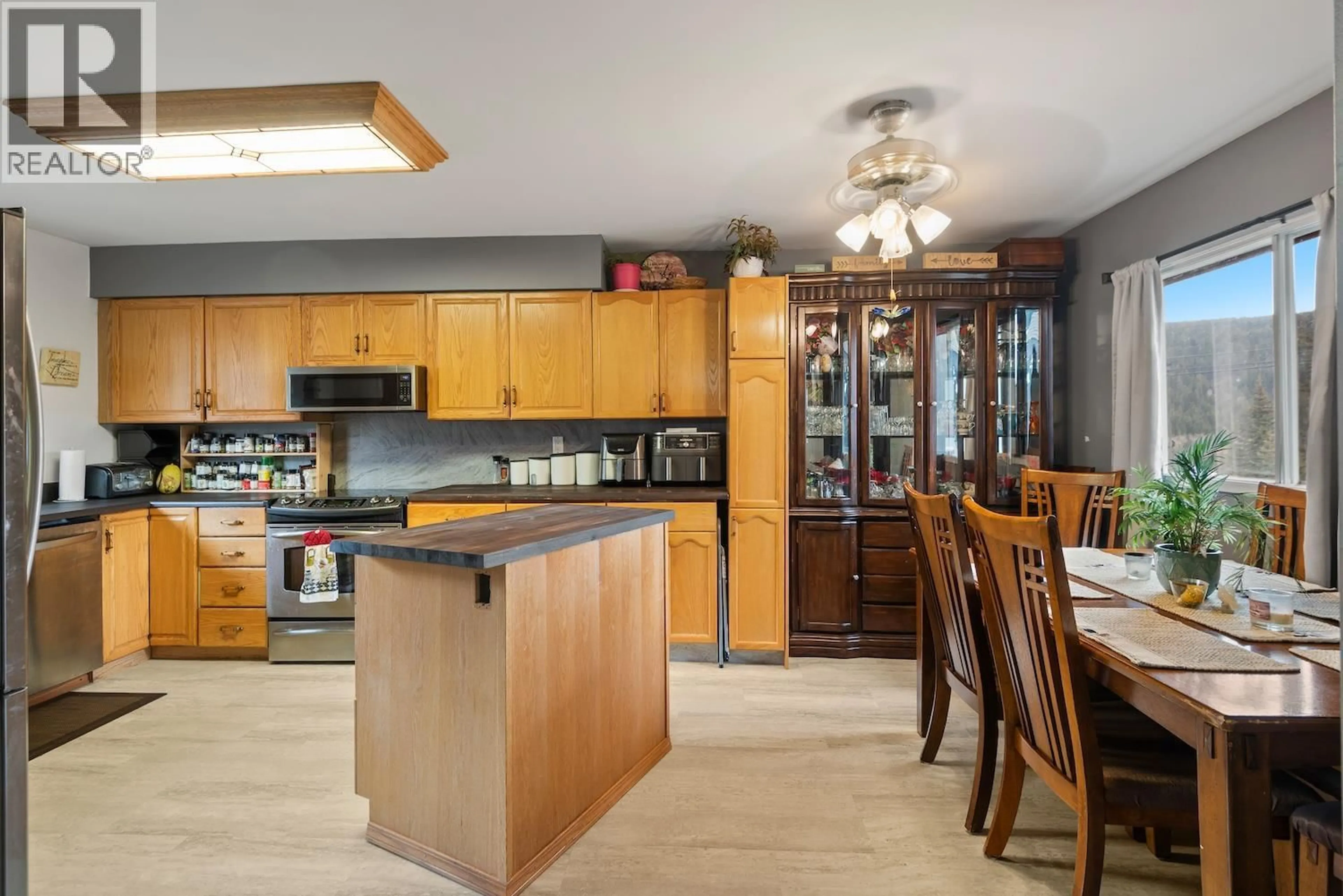 Open concept kitchen, unknown for 925 ALPINE WAY, Elkford British Columbia V0B1H0