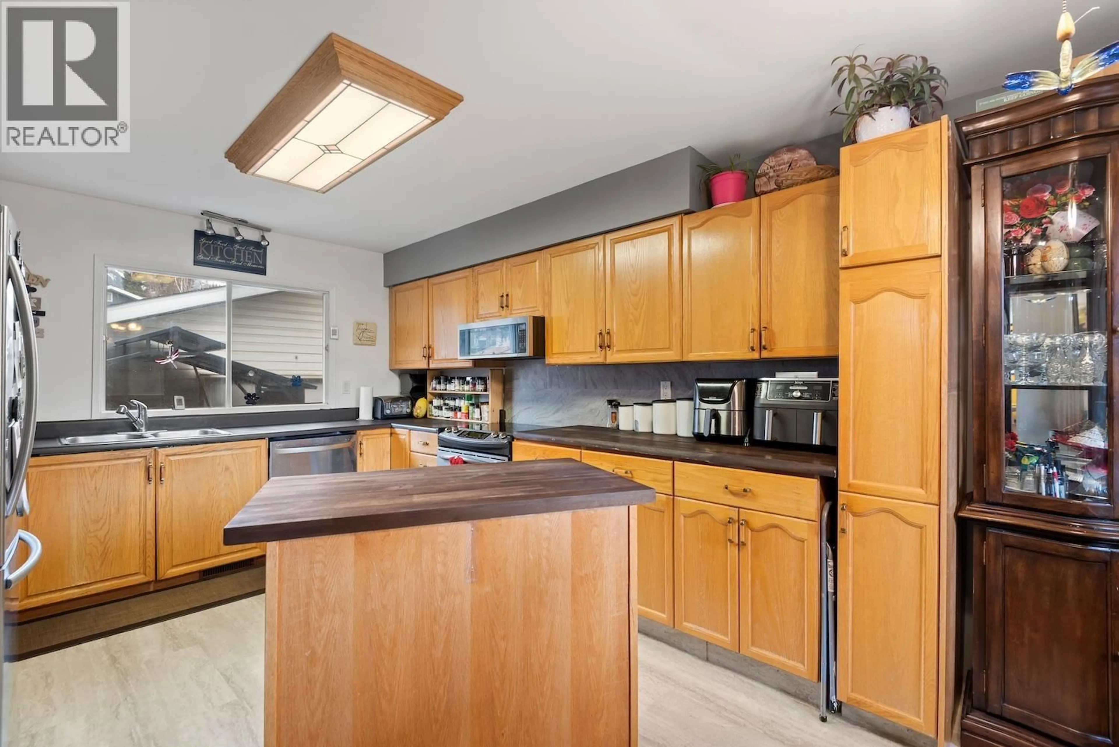 Standard kitchen, unknown for 925 ALPINE WAY, Elkford British Columbia V0B1H0