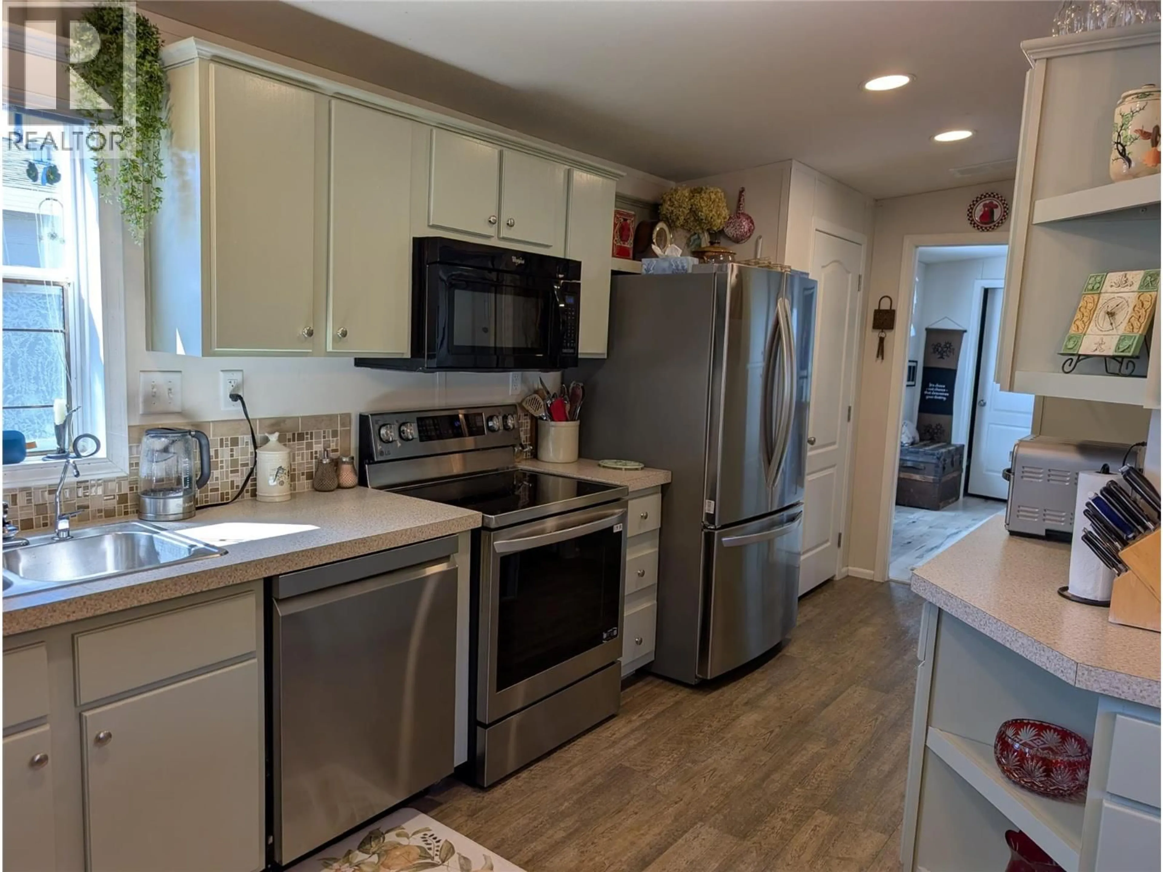 Open concept kitchen, unknown for 10 - 4811 10A AVENUE NORTHEAST, Salmon Arm British Columbia V1E1C5