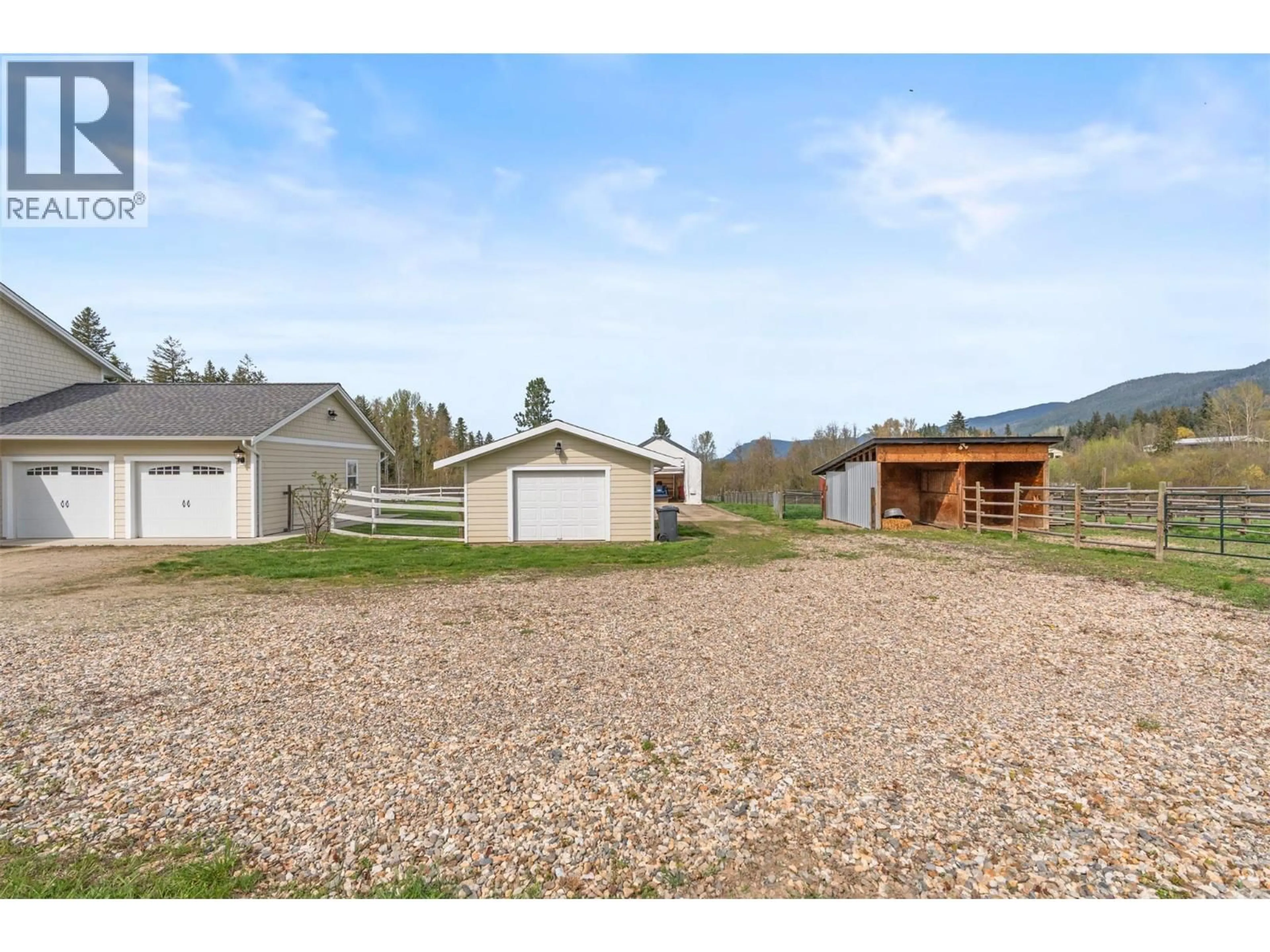 A pic from outside/outdoor area/front of a property/back of a property/a pic from drone, unknown for 1375 MOUNTAIN VIEW ROAD, Spallumcheen British Columbia V4Y0S4