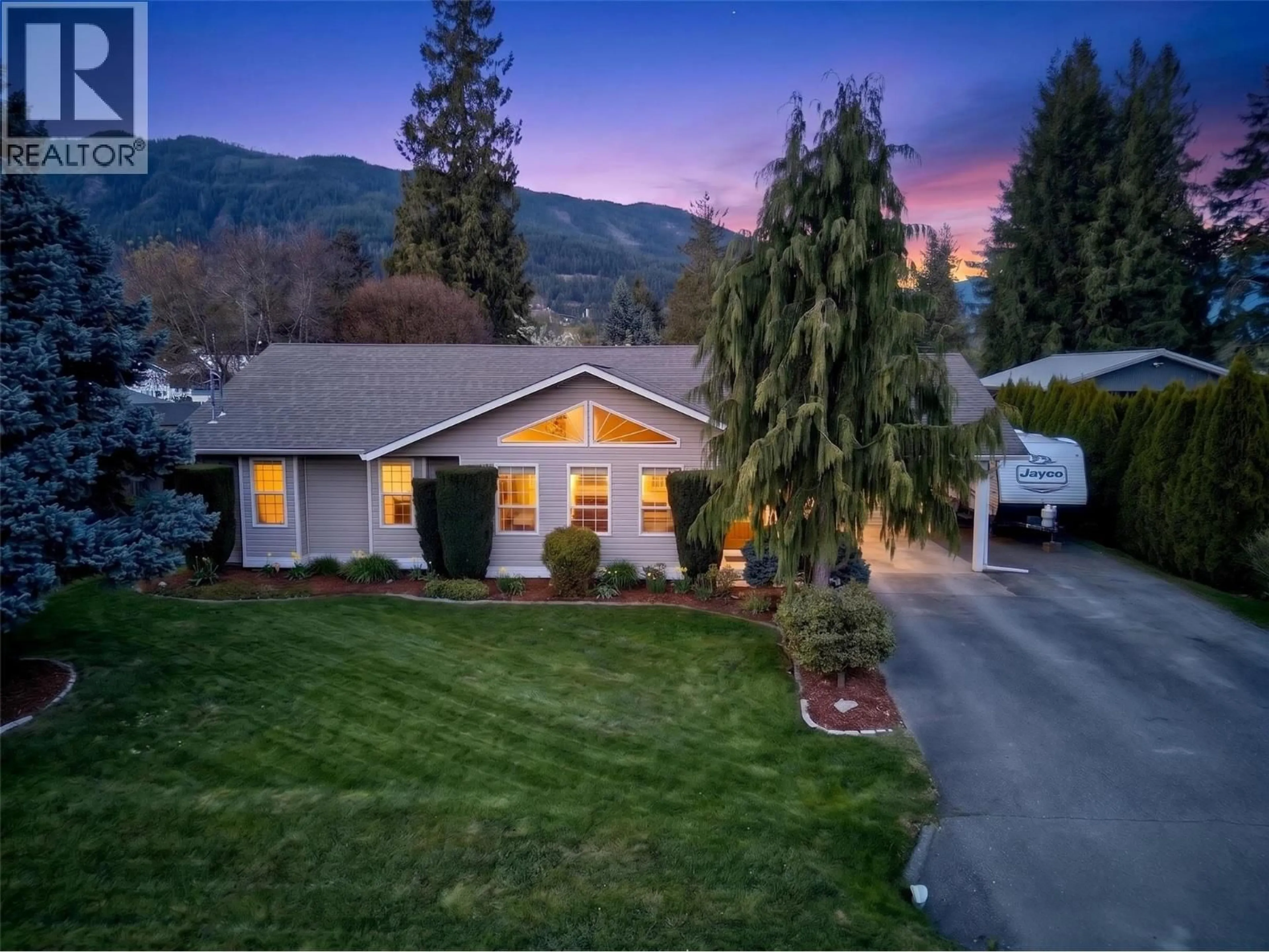 A pic from outside/outdoor area/front of a property/back of a property/a pic from drone, mountain view for 730 PARKSVILLE STREET, Sicamous British Columbia V0E2V0