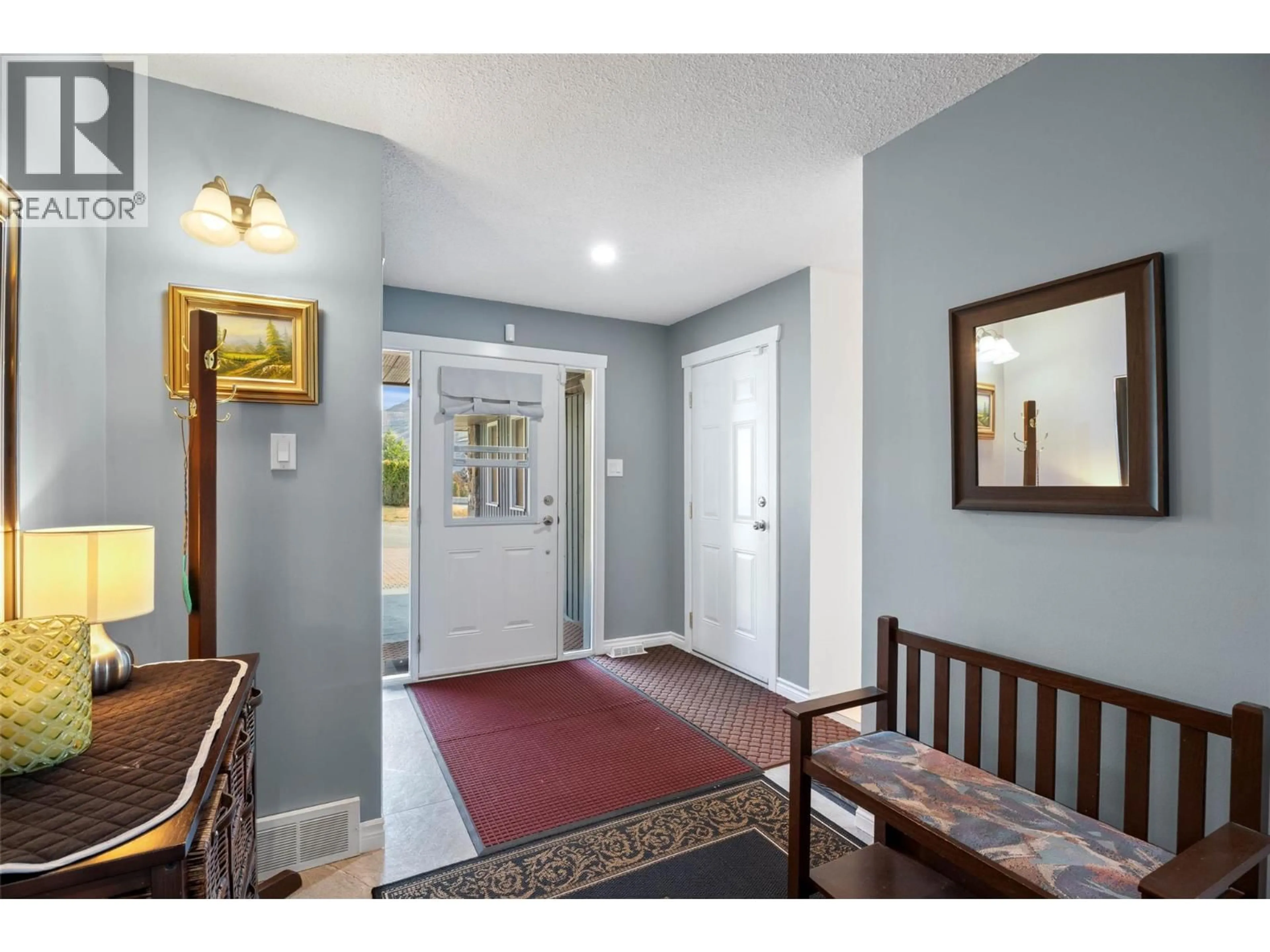 Indoor entryway for 2402 PARKVIEW DRIVE, Kamloops British Columbia V2B7J1