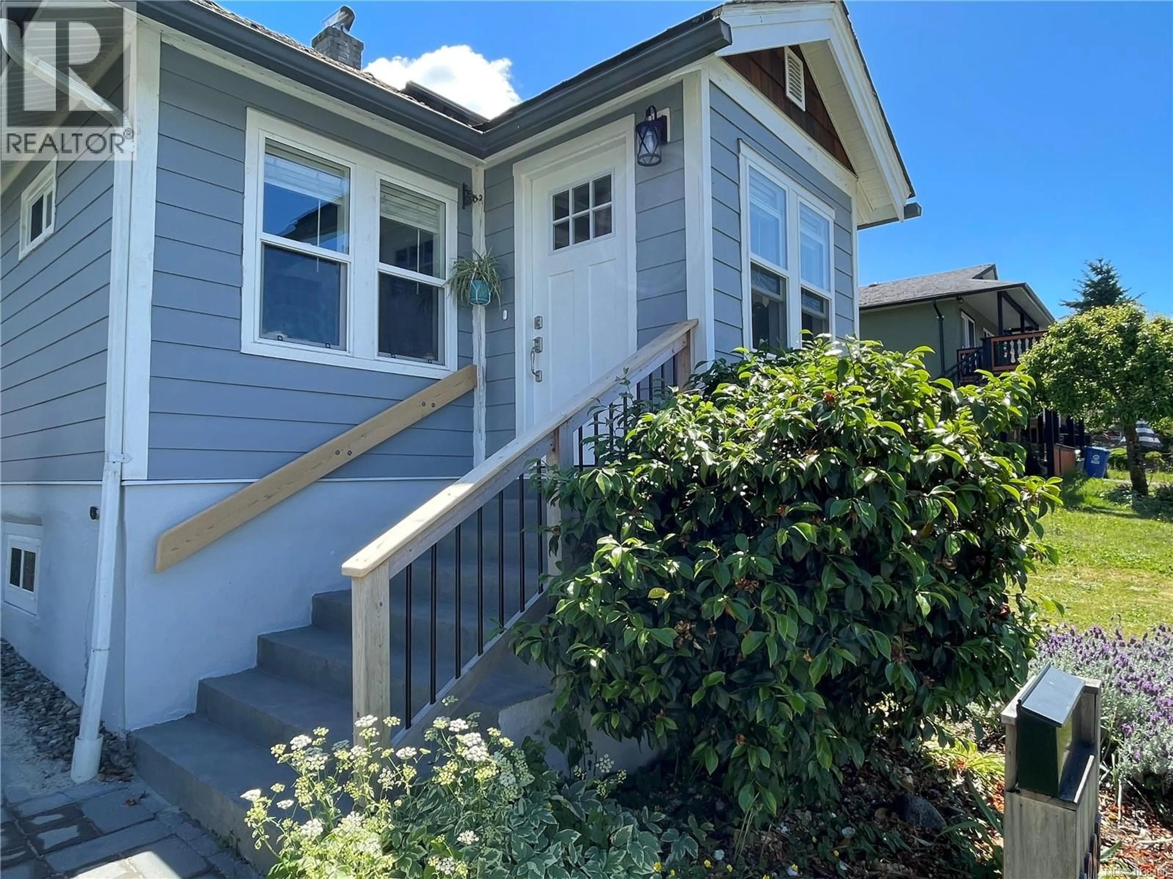 Home with vinyl exterior material, street for 2883 1ST AVENUE, Port Alberni British Columbia V9Y1Y5