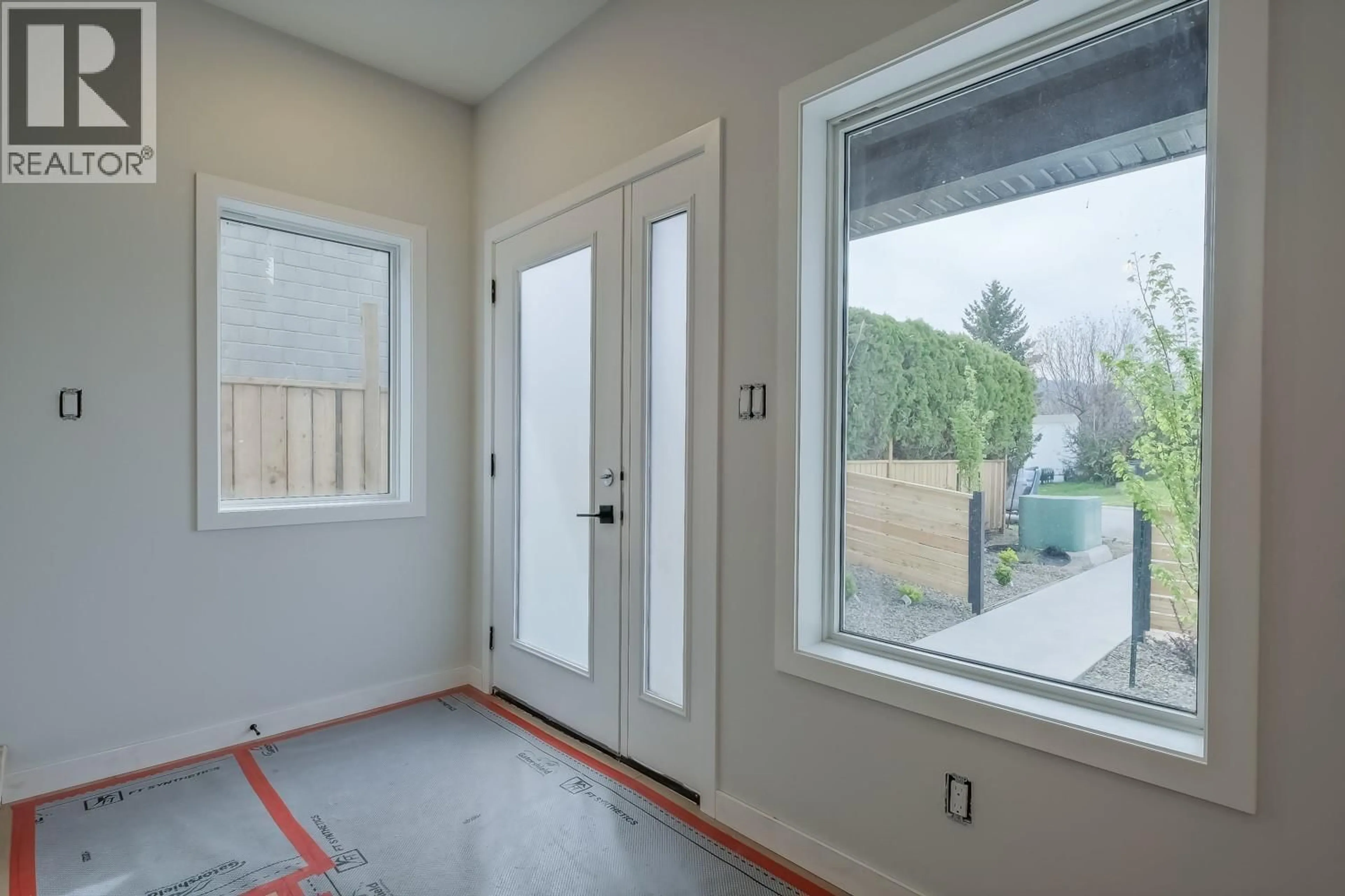 Indoor entryway for 101 - 177 KIRKPATRICK AVENUE, Penticton British Columbia V2A3P4