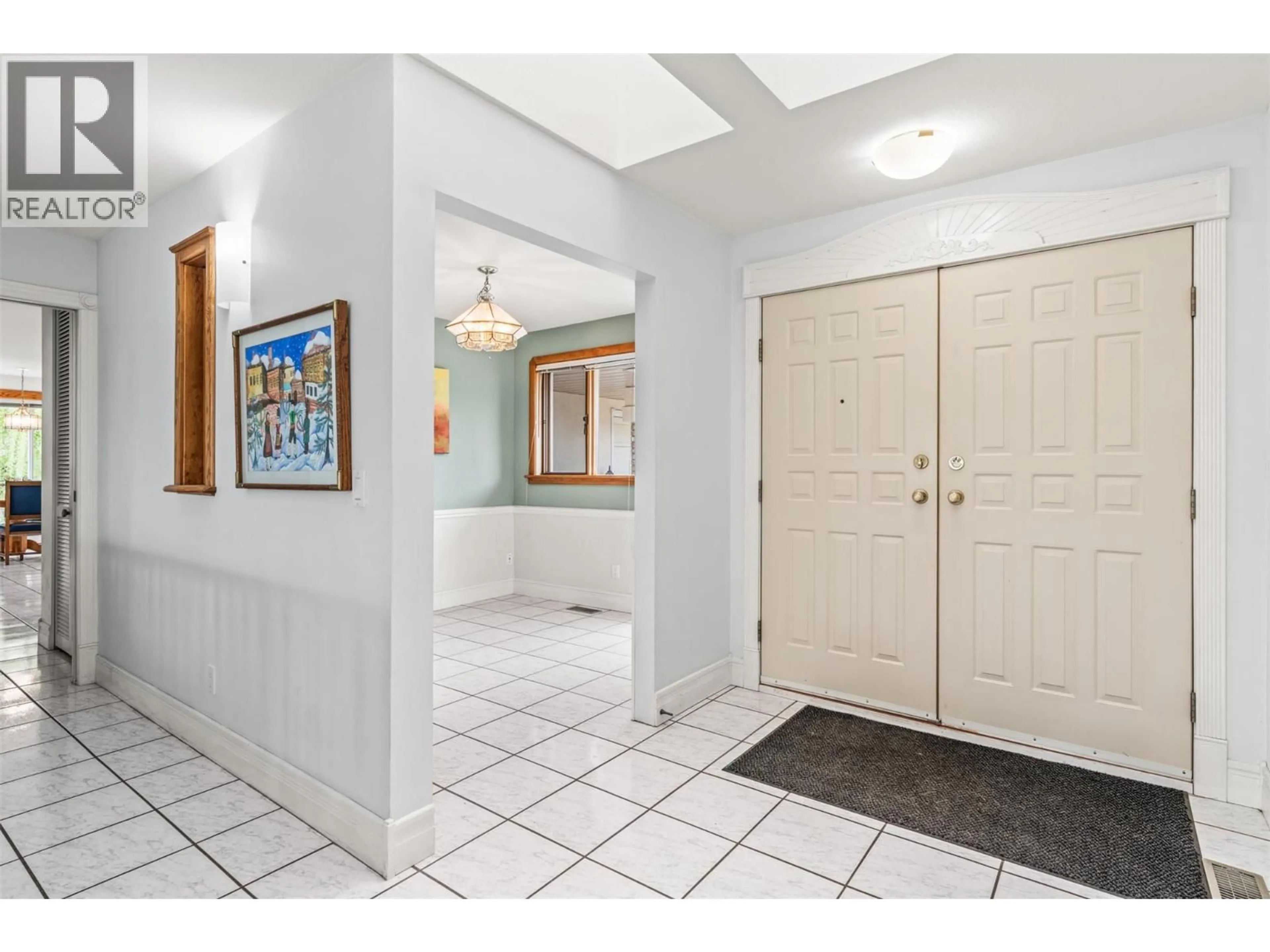 Indoor foyer for 363 NORTHWIND DRIVE, Vernon British Columbia V1H1X1