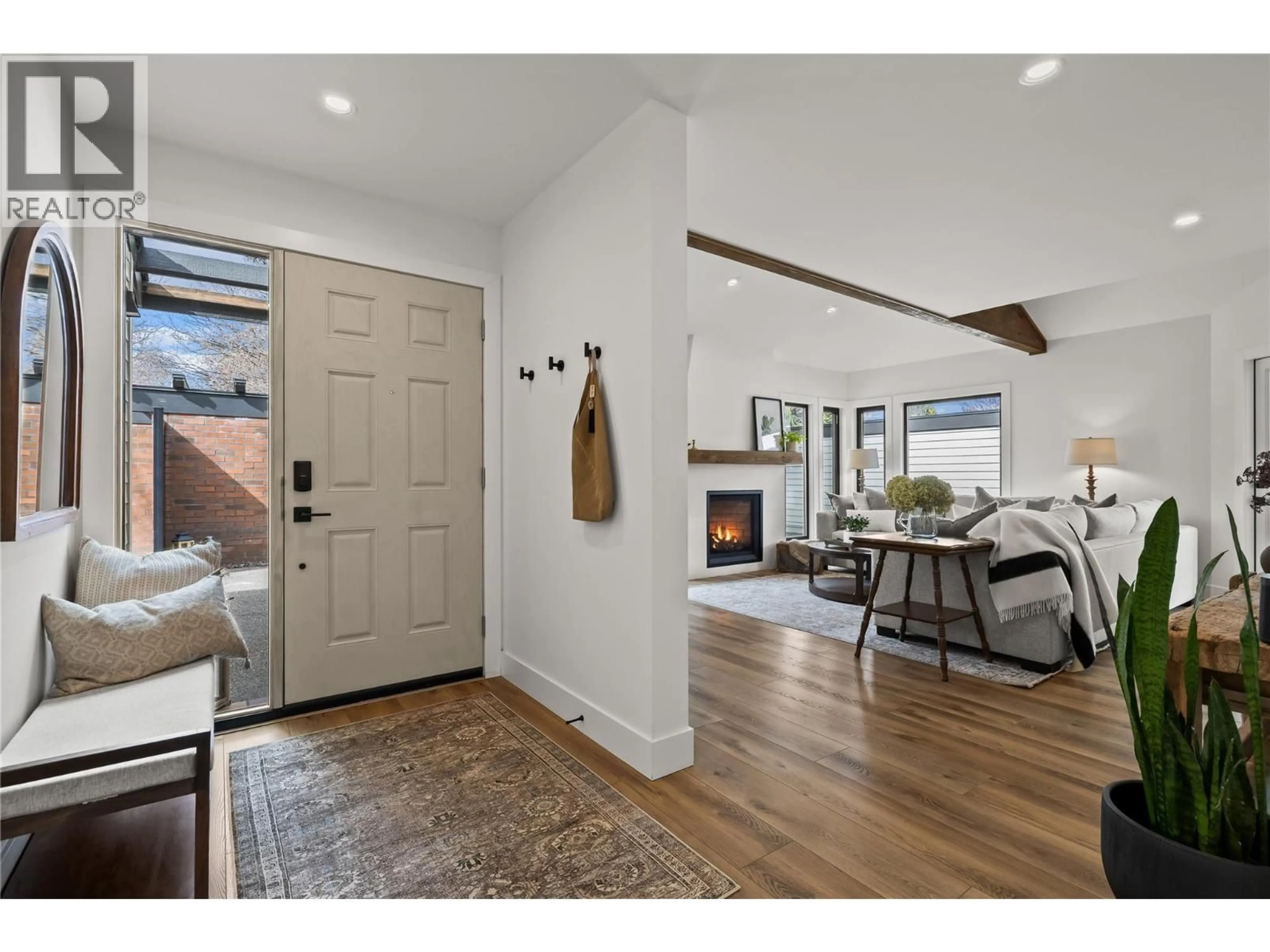 Indoor entryway for 2831 ABBOTT STREET, Kelowna British Columbia V1Y1G5