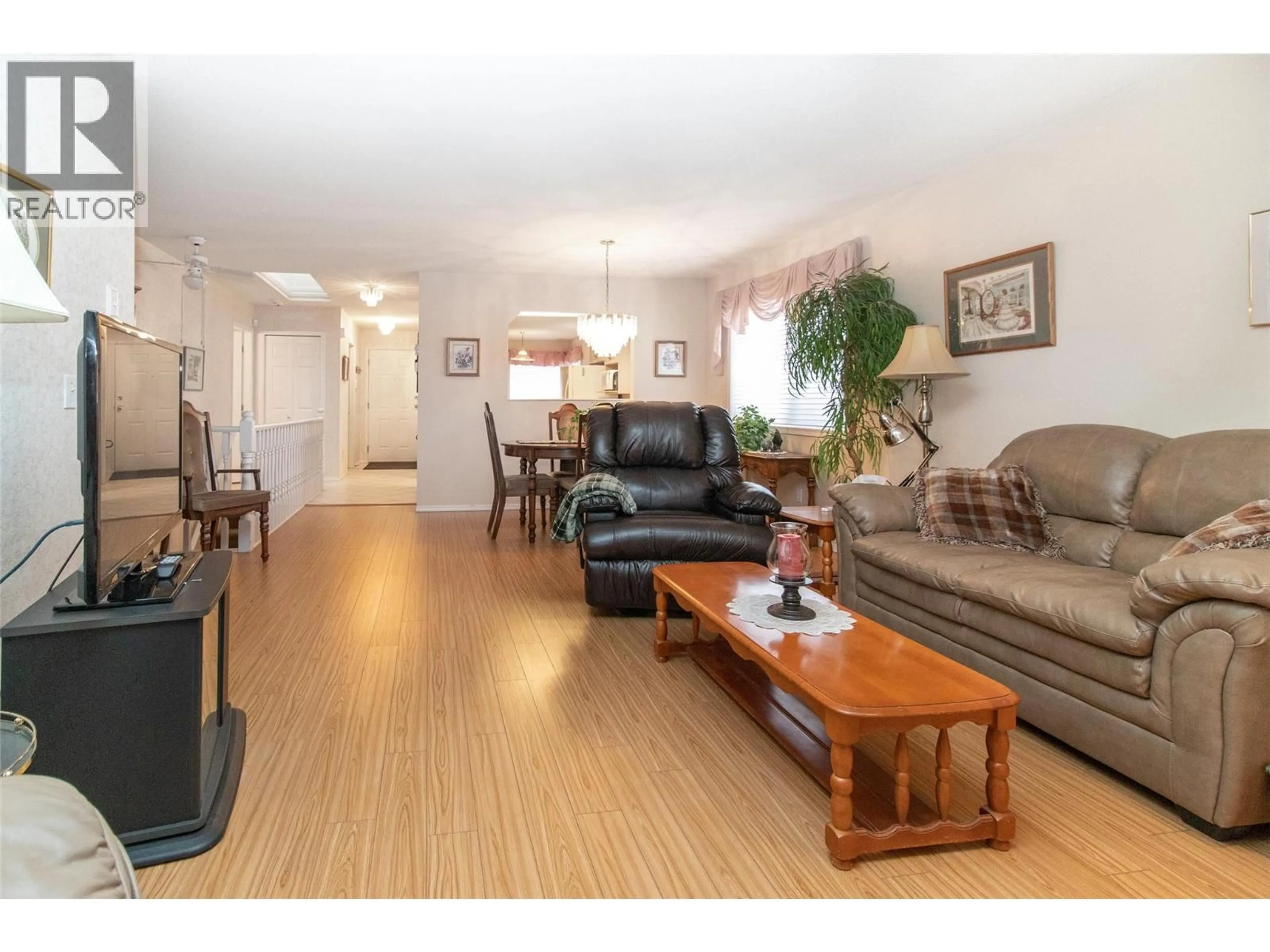 Living room with furniture, wood/laminate floor for 38 - 1874 PARKVIEW CRESCENT, Kelowna British Columbia V1X7G6