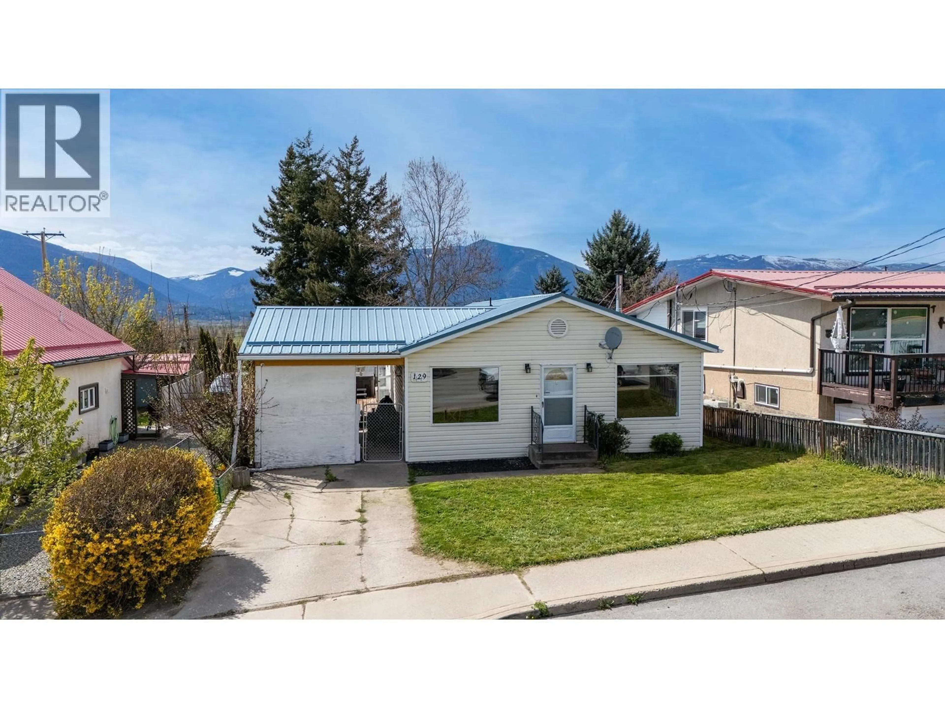 Home with vinyl exterior material, mountain view for 129 9TH AVENUE SOUTH, Creston British Columbia V0B1G3