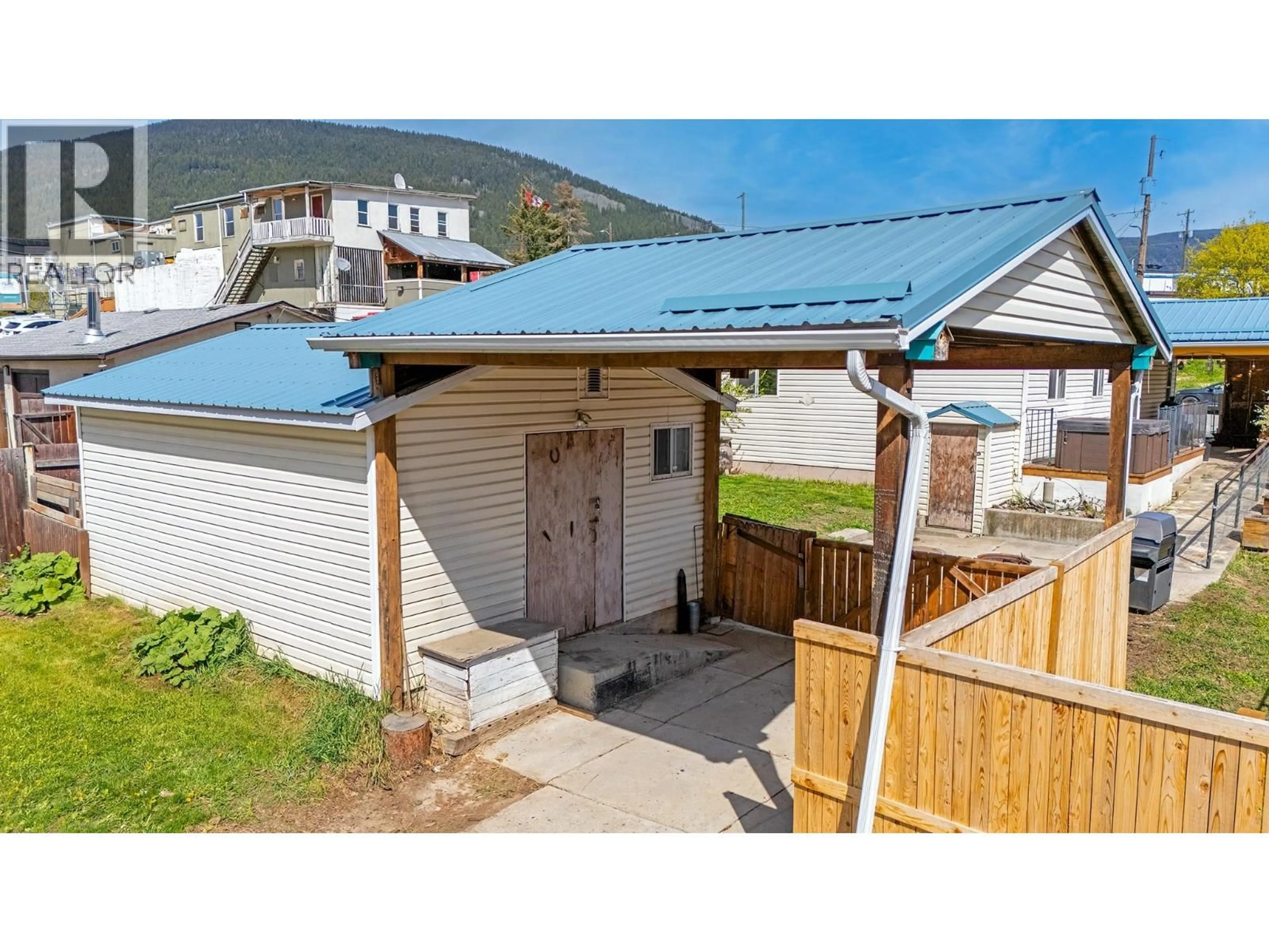 A pic from outside/outdoor area/front of a property/back of a property/a pic from drone, unknown for 129 9TH AVENUE SOUTH, Creston British Columbia V0B1G3