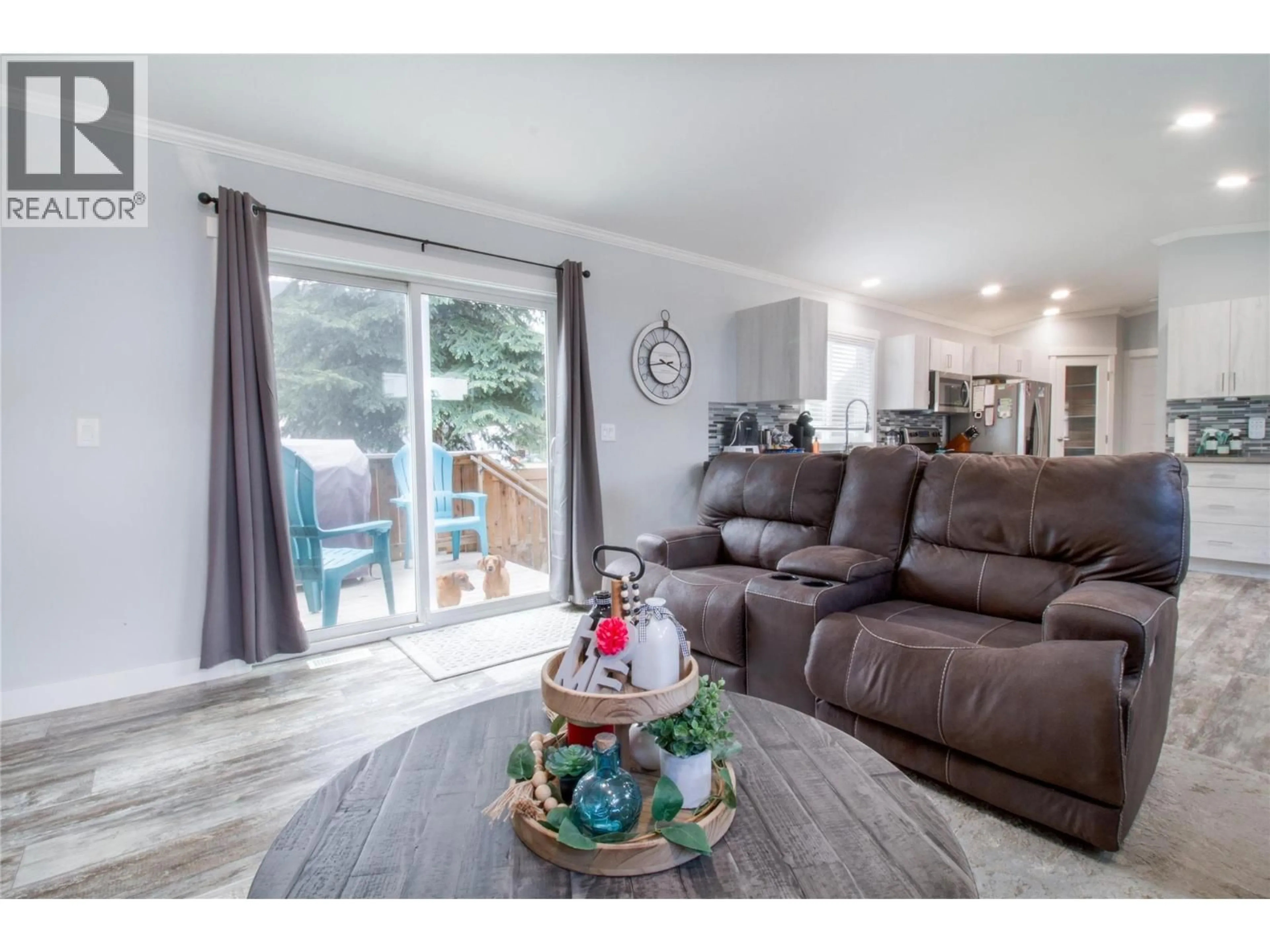 Living room with furniture, wood/laminate floor for 16 - 978 LUNDELL ROAD, Revelstoke British Columbia V0E2S0