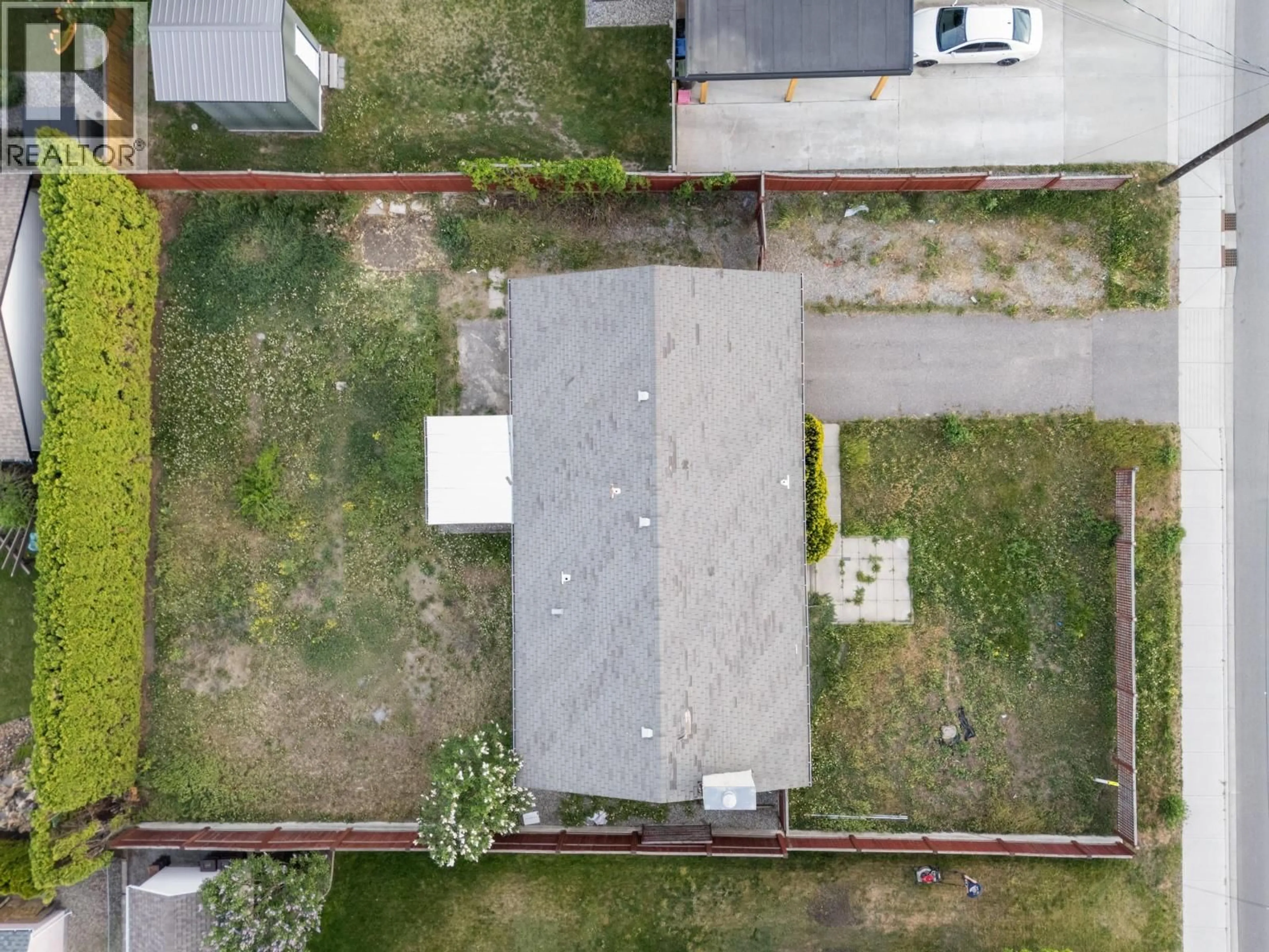 A pic from outside/outdoor area/front of a property/back of a property/a pic from drone, street for 2429 ETHEL STREET, Kelowna British Columbia V1Y3A4