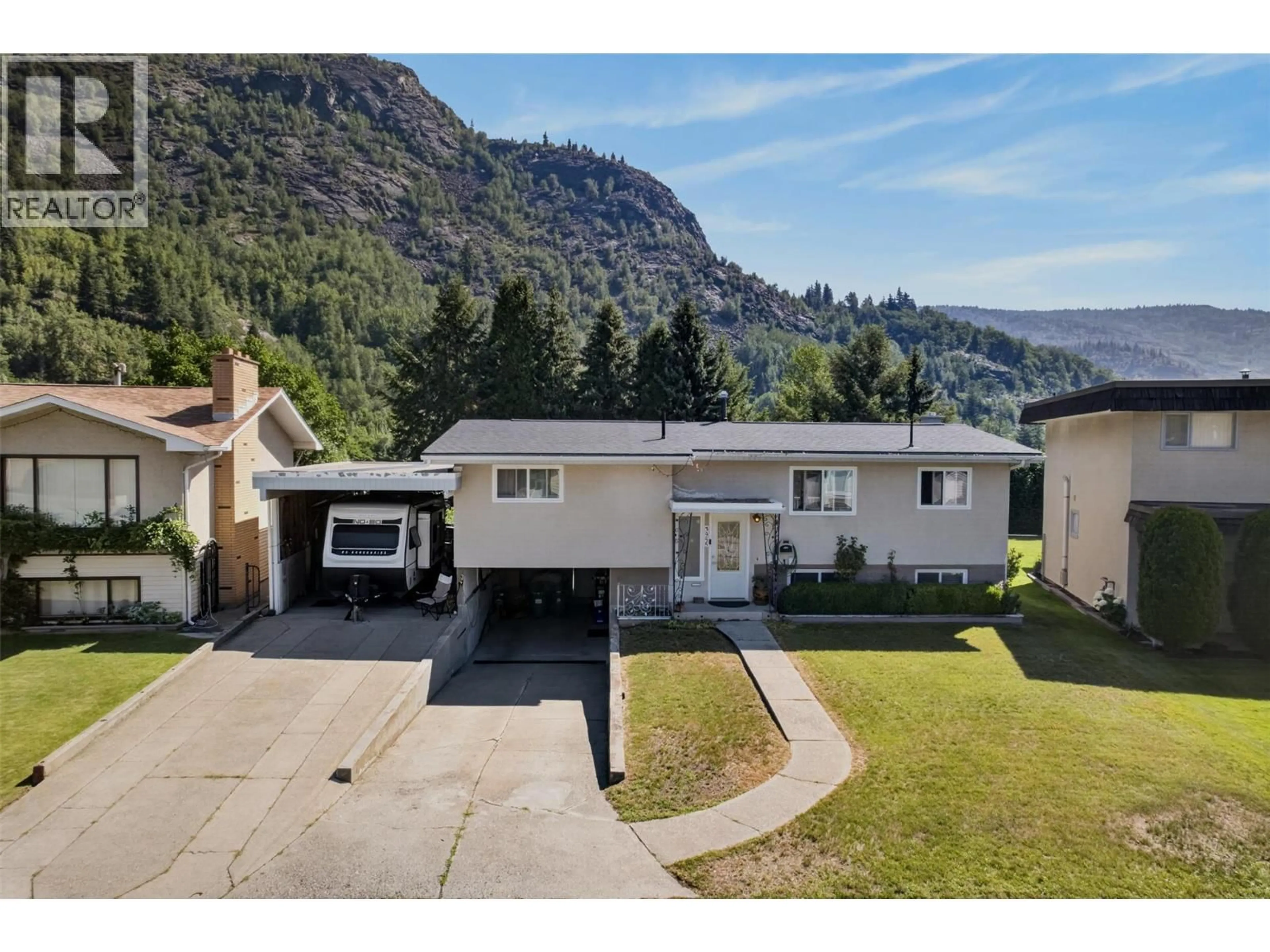 A pic from outside/outdoor area/front of a property/back of a property/a pic from drone, mountain view for 3955 WOODLAND DRIVE, Trail British Columbia V1R2V6
