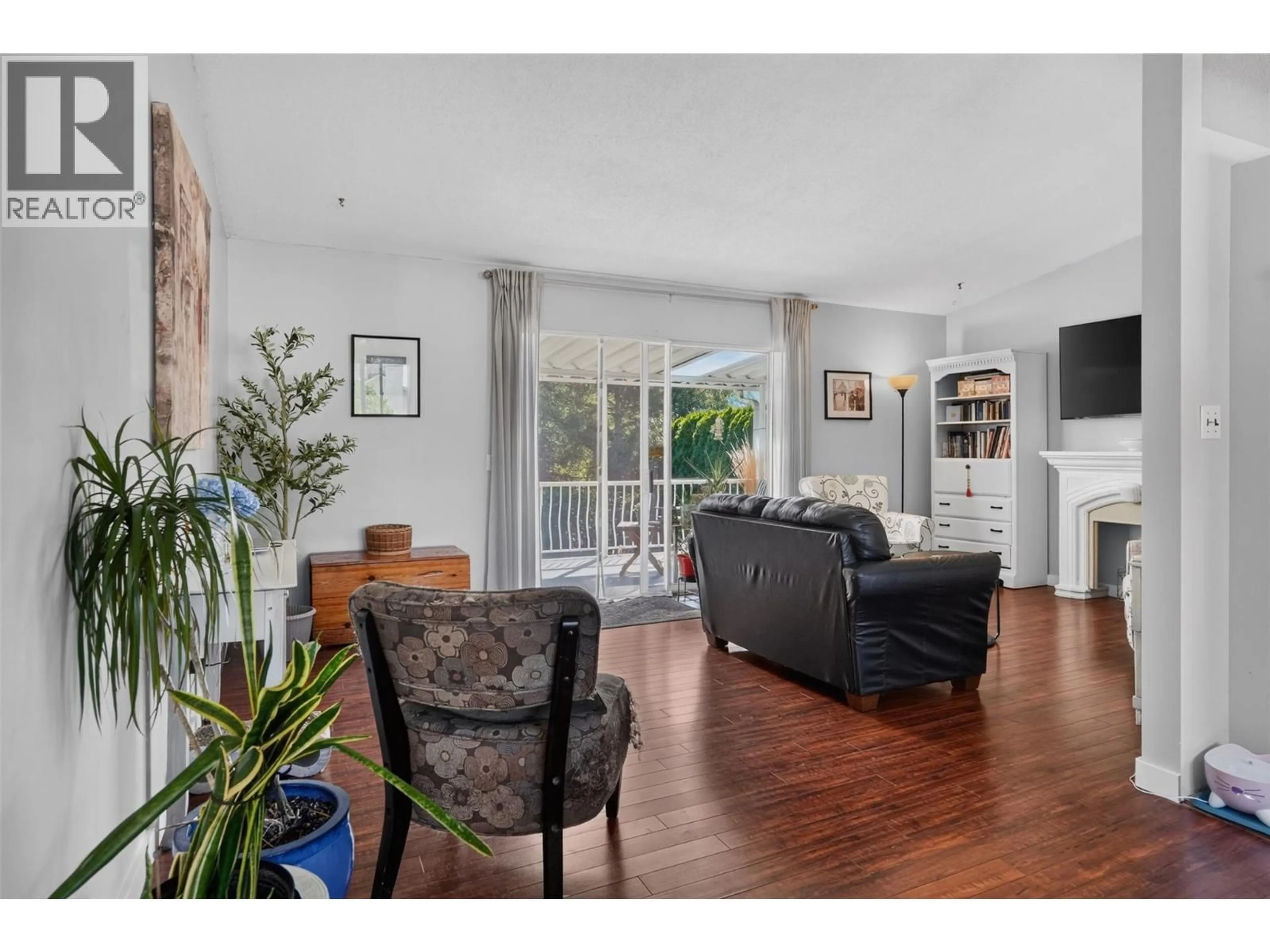 Living room with furniture, wood/laminate floor for 3955 WOODLAND DRIVE, Trail British Columbia V1R2V6