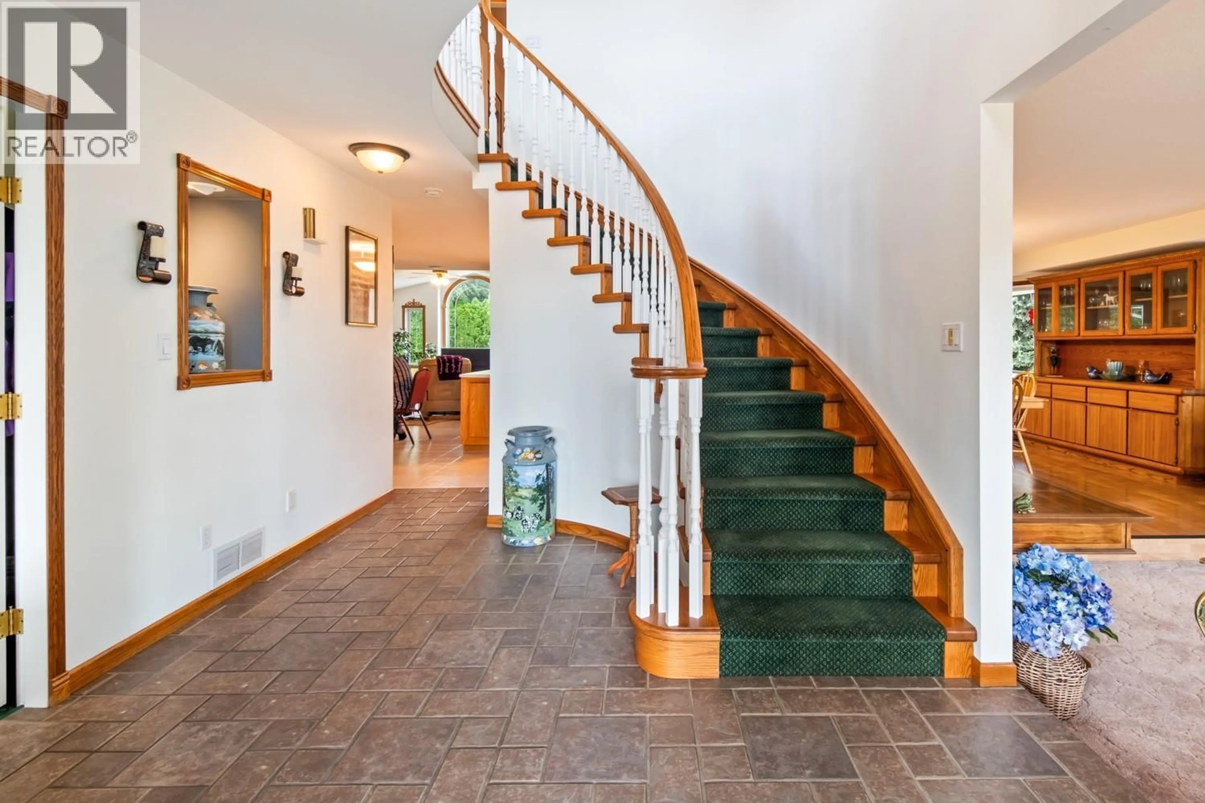 Indoor foyer for 135 PLEASANT VALLEY CROSS ROAD, Armstrong British Columbia V4Y0W1