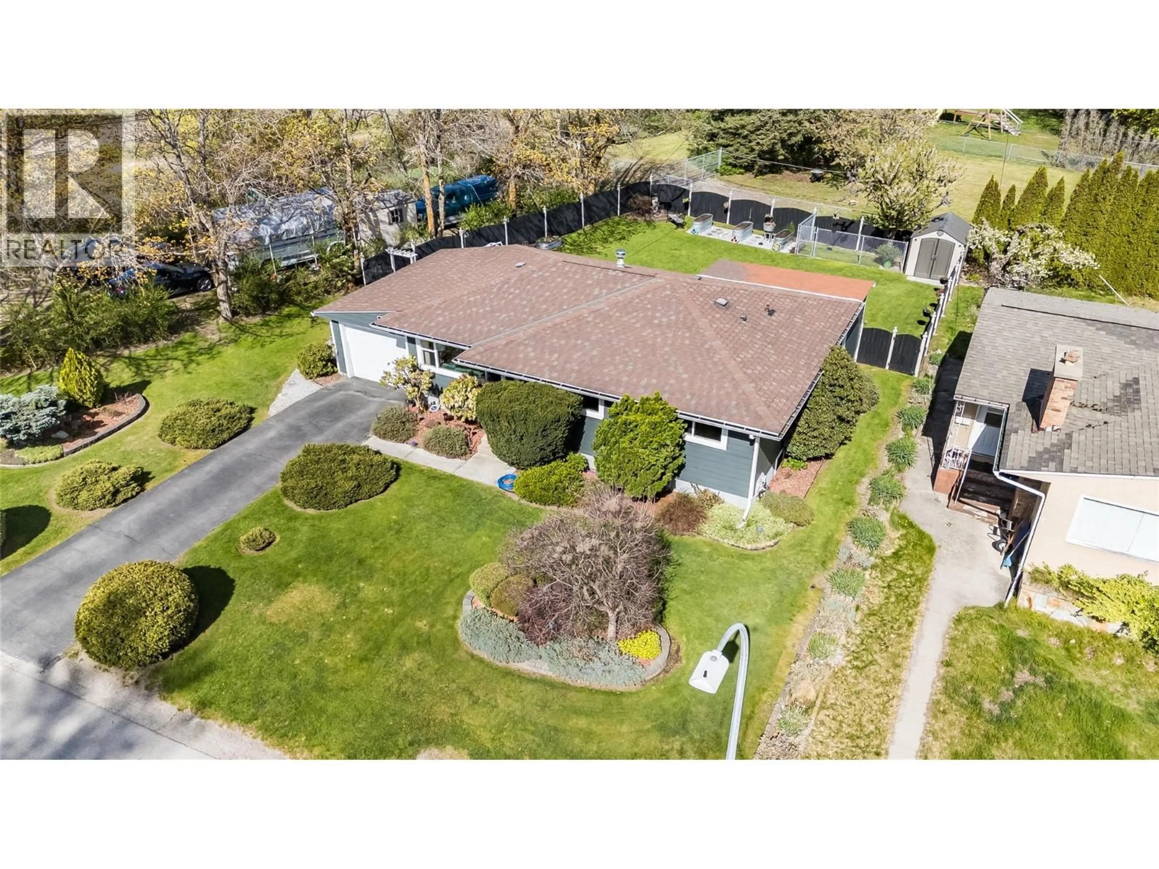 A pic from outside/outdoor area/front of a property/back of a property/a pic from drone, street for 221 PINEWOOD DRIVE, Castlegar British Columbia V1N2M5