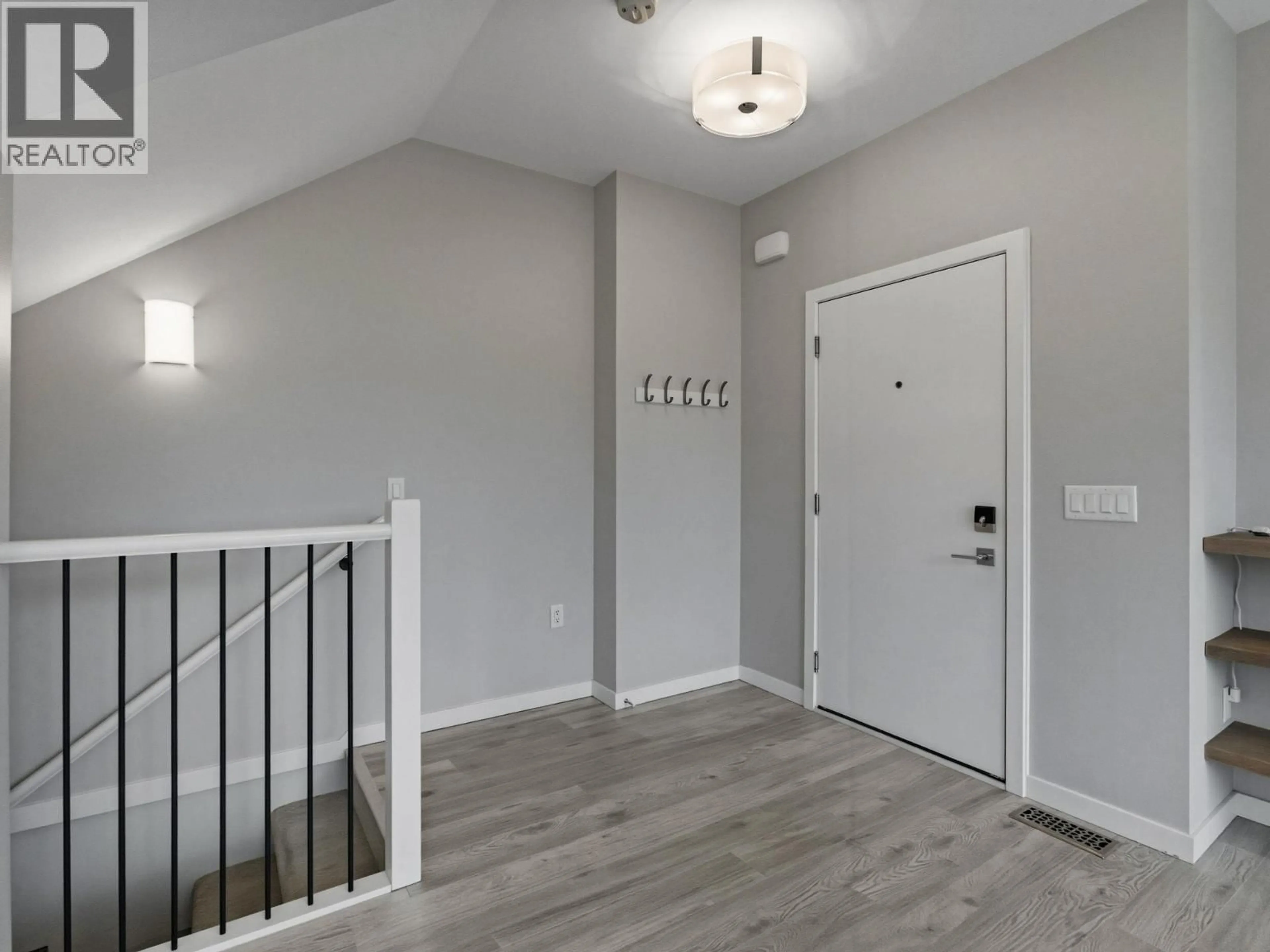 Indoor entryway for 580 PATTERSON AVENUE, Kelowna British Columbia V1Y5C6