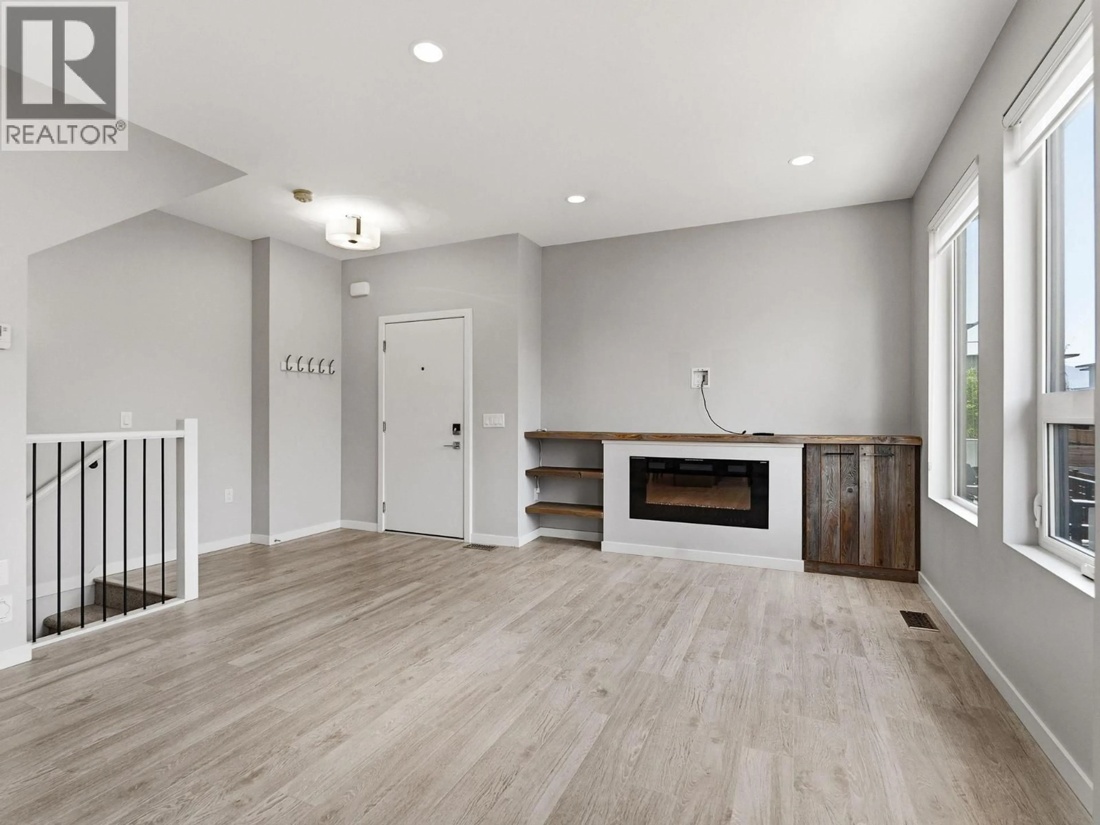 Living room with furniture, wood/laminate floor for 580 PATTERSON AVENUE, Kelowna British Columbia V1Y5C6