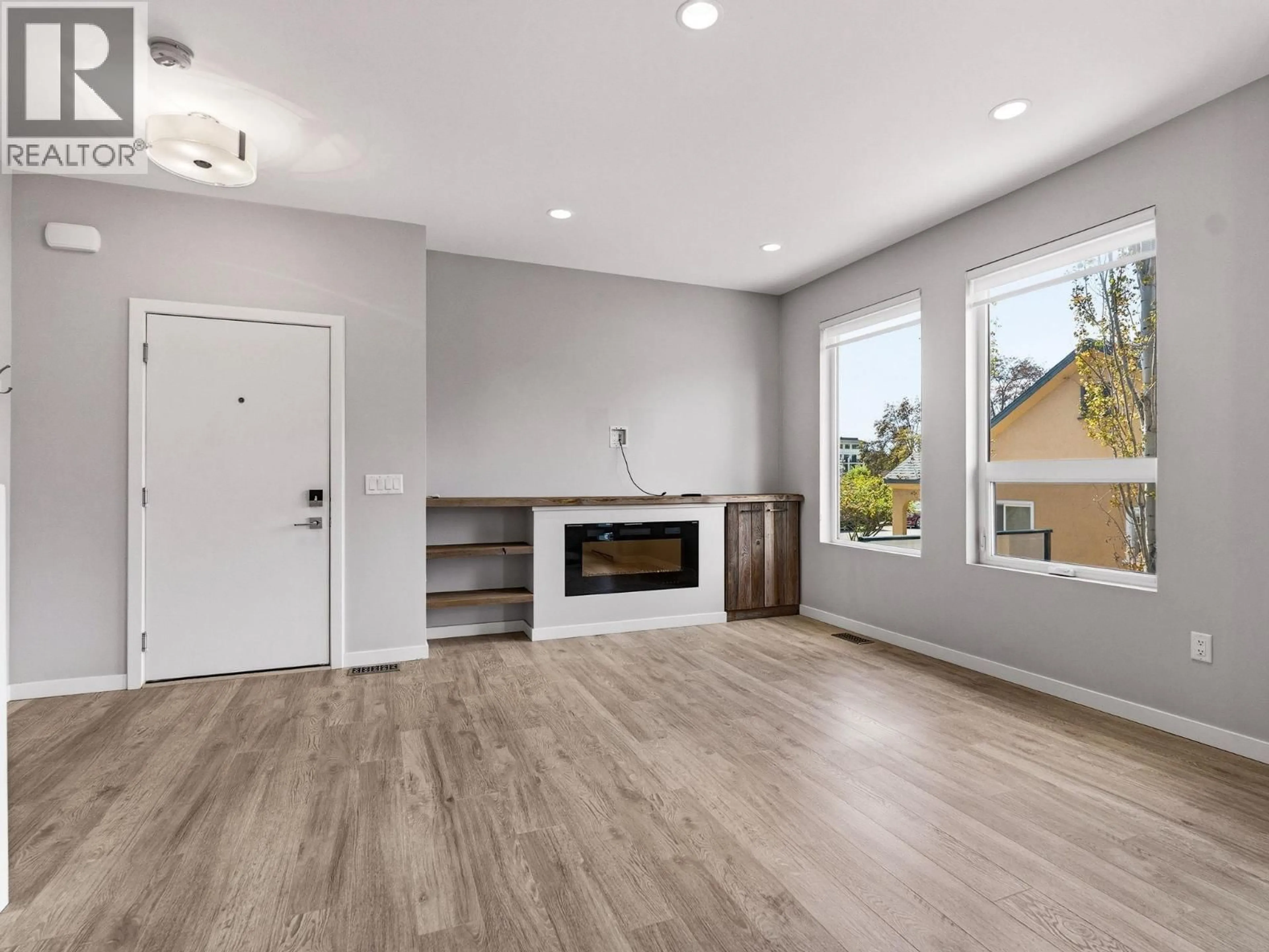 Living room with furniture, wood/laminate floor for 580 PATTERSON AVENUE, Kelowna British Columbia V1Y5C6