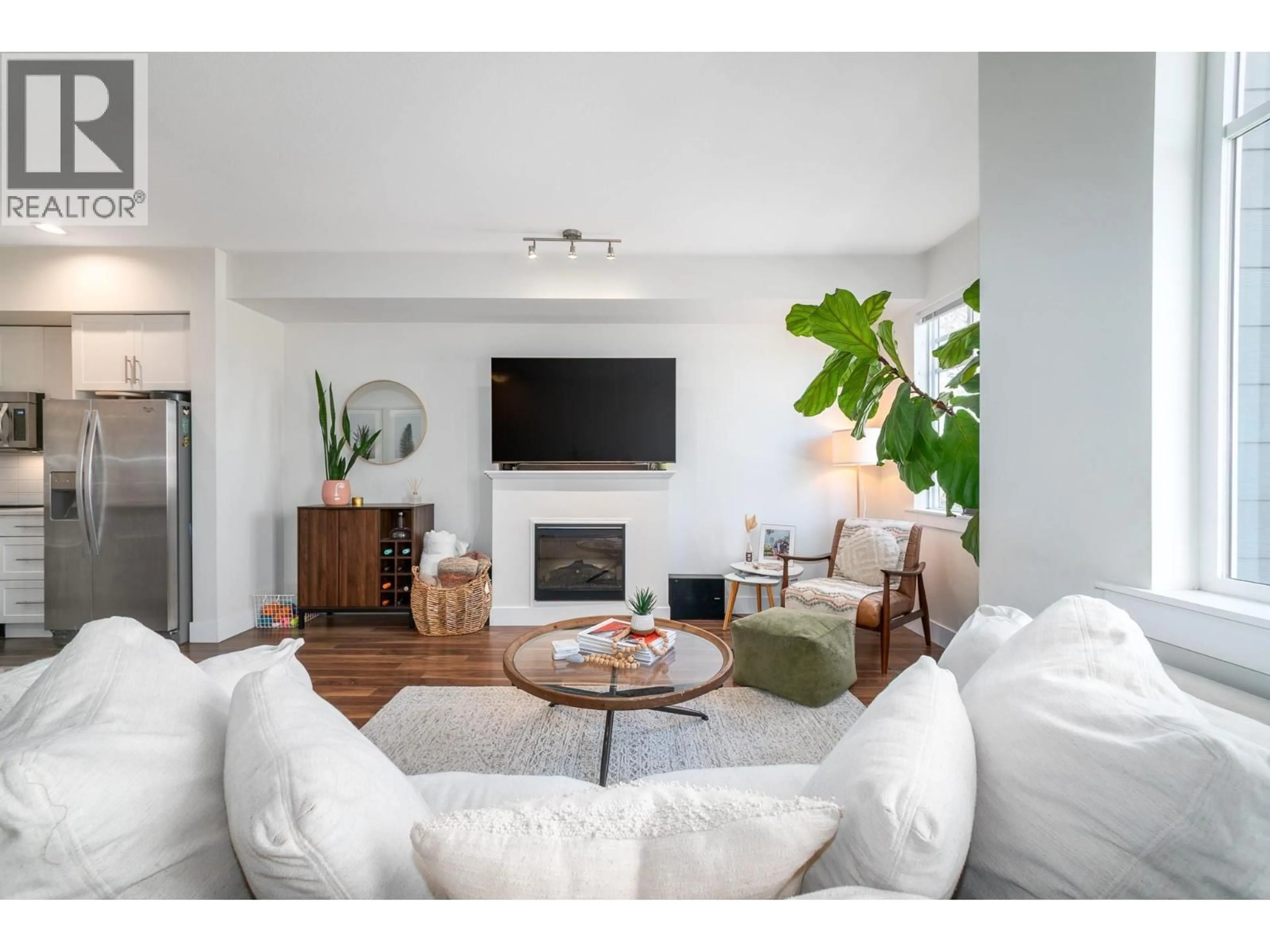 Living room with furniture, unknown for 5 - 433 MCCARREN AVENUE, Kelowna British Columbia V1W4T8