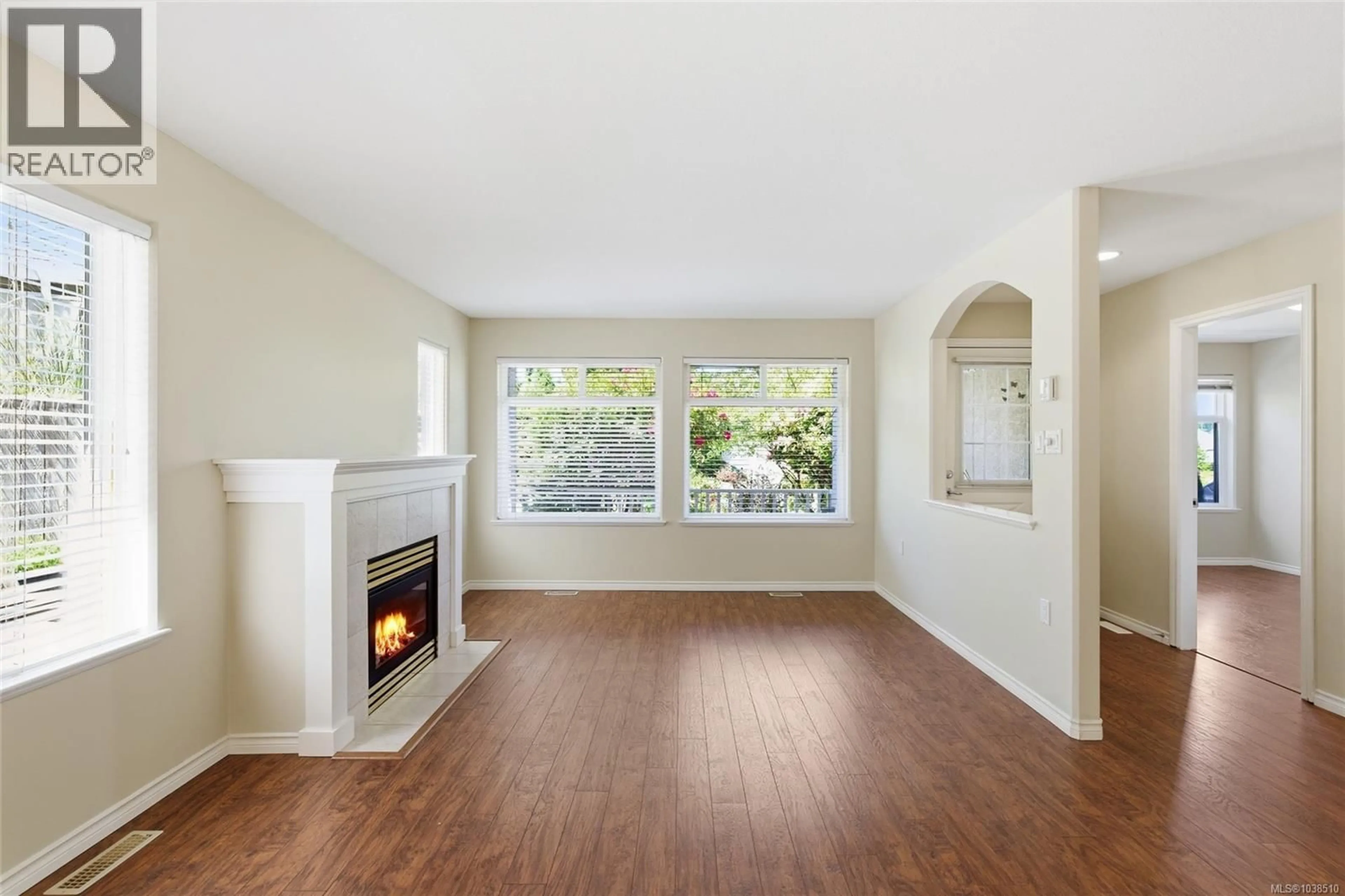 Living room with furniture, wood/laminate floor for 83 BRIDGEWATER LANE, Parksville British Columbia V9P2V9