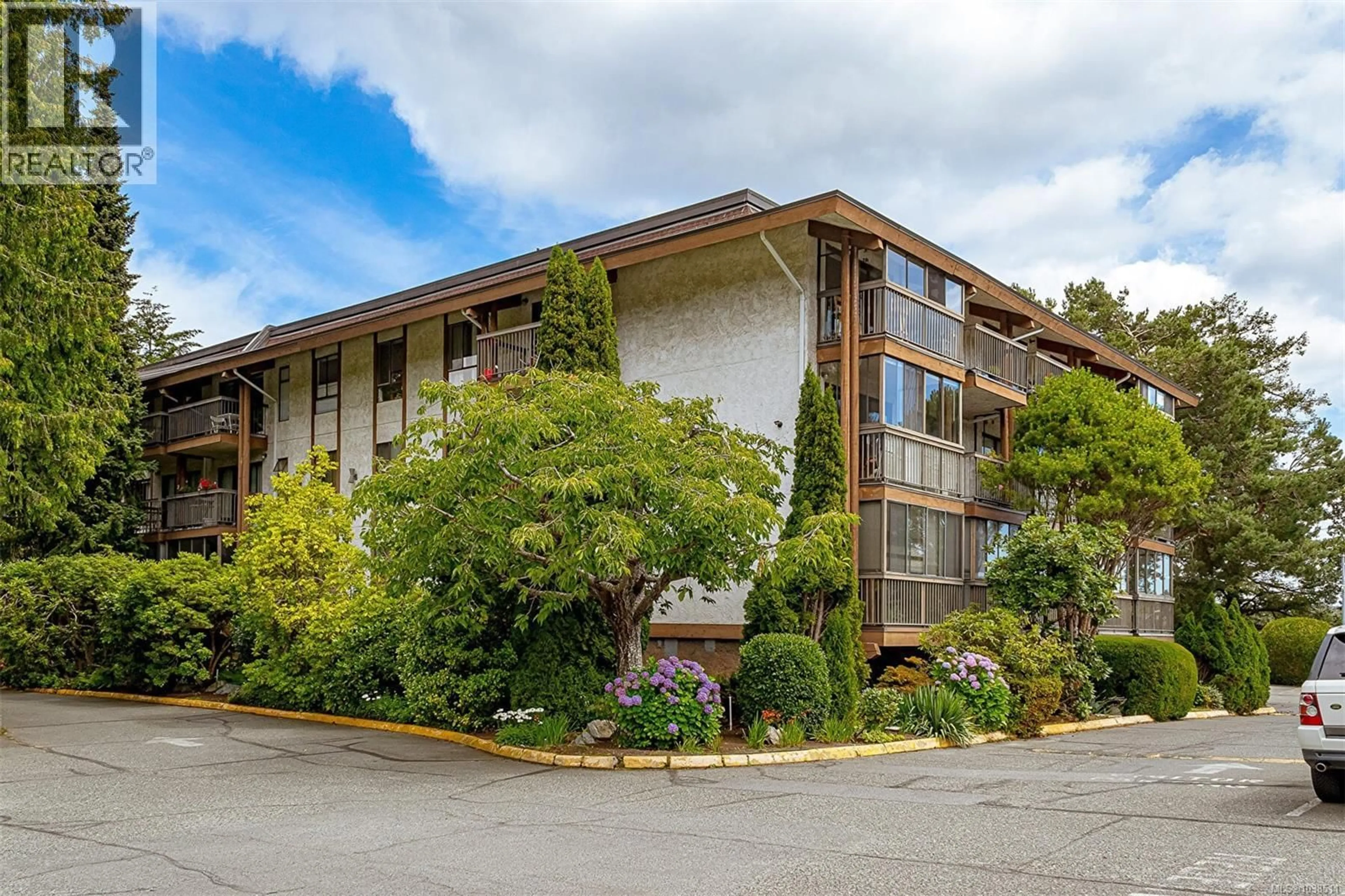 Patio, building for 310 - 1009 MCKENZIE AVENUE, Saanich British Columbia V9B4B1