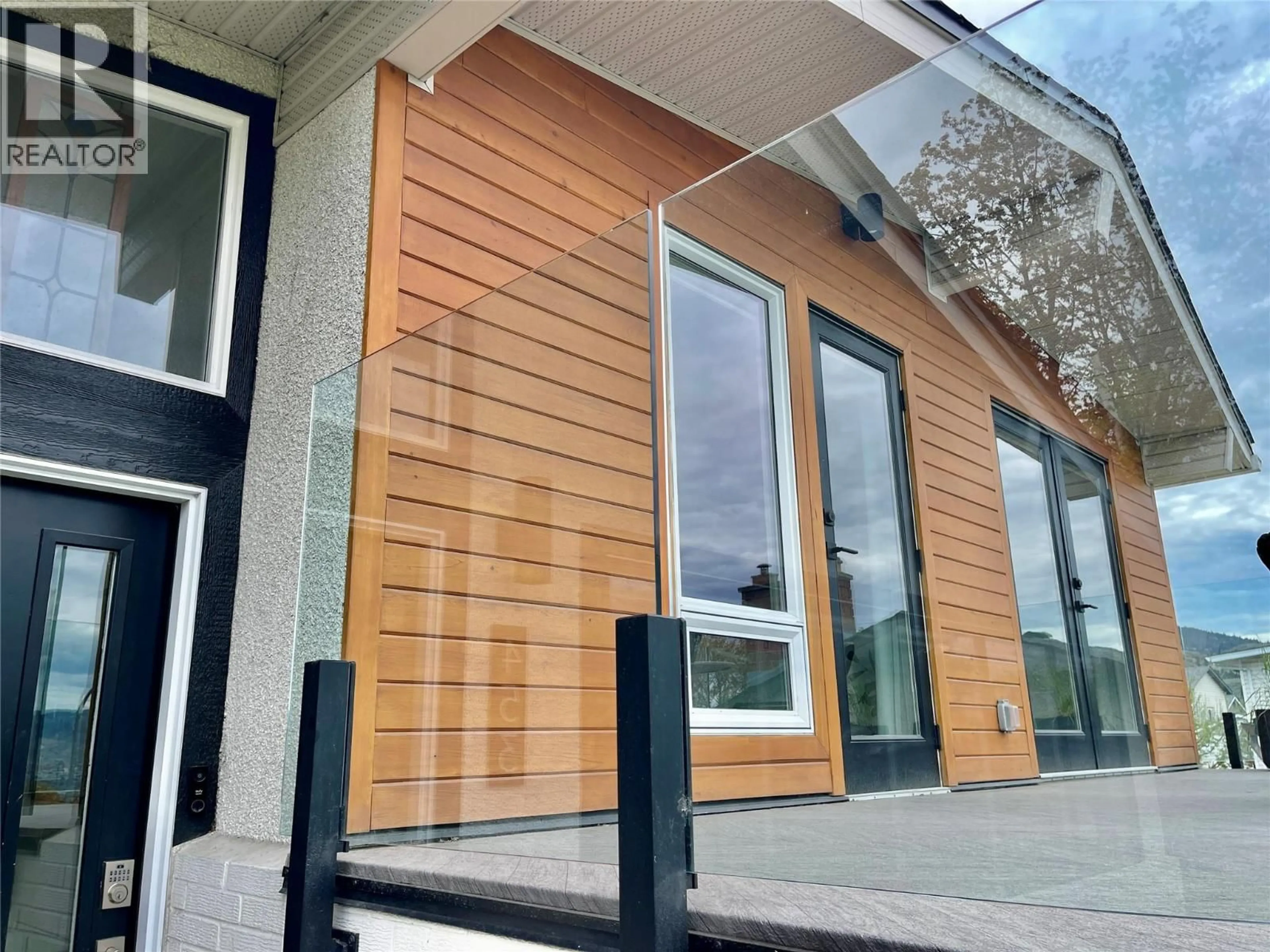 Home with vinyl exterior material, street for 453 BATTLE STREET WEST, Kamloops British Columbia V2C1H3