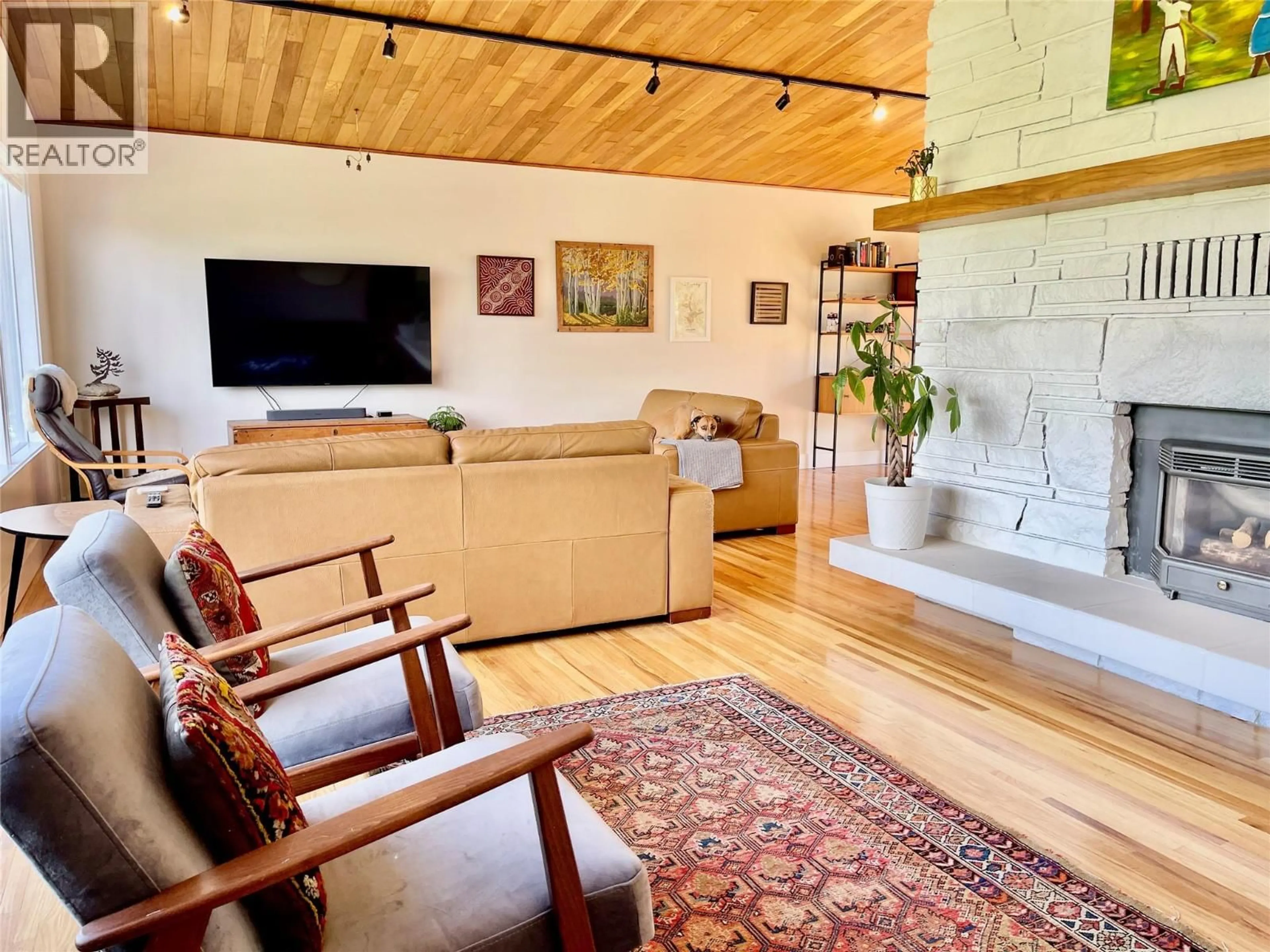 Living room with furniture, wood/laminate floor for 453 BATTLE STREET WEST, Kamloops British Columbia V2C1H3