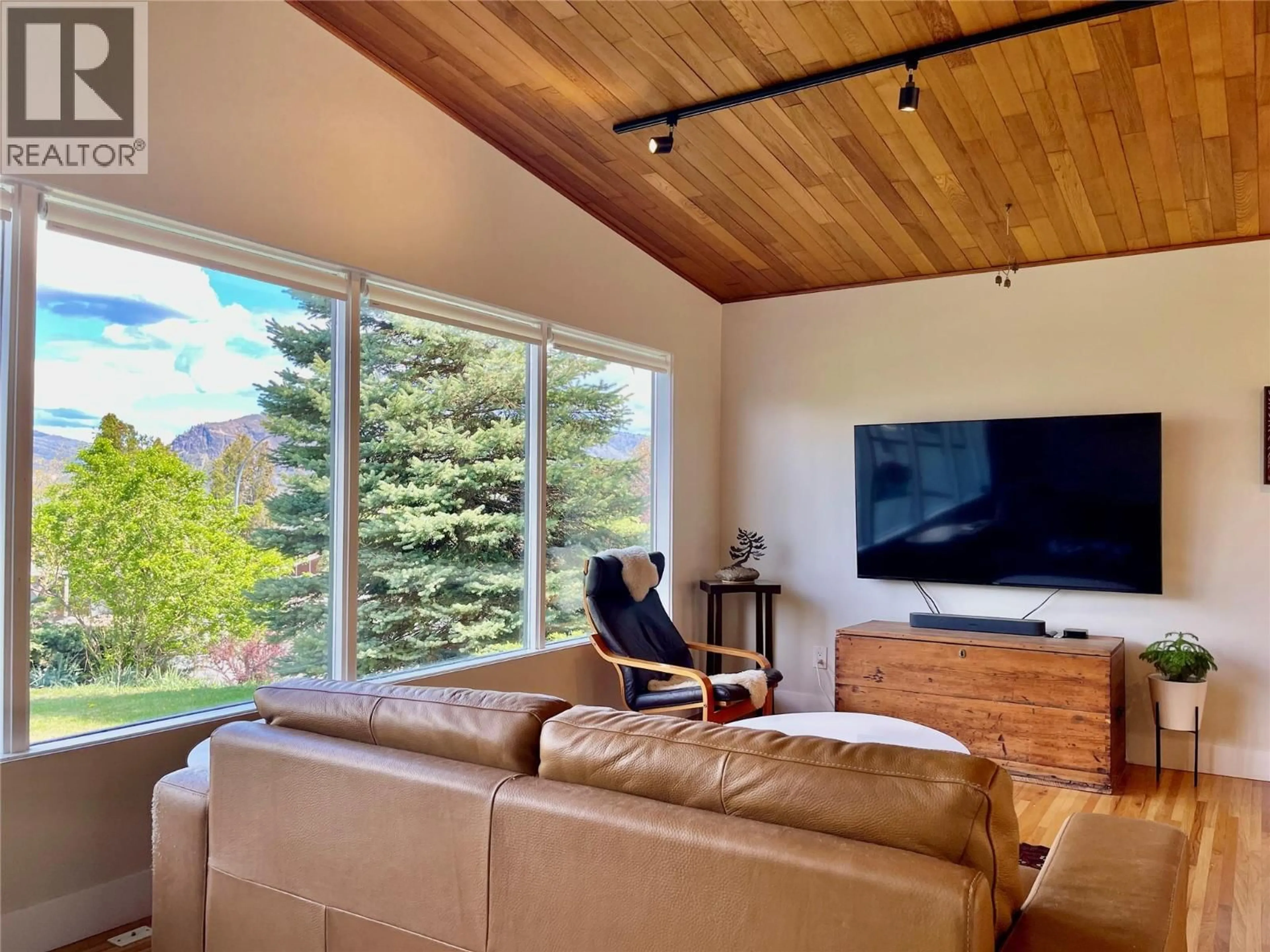 Living room with furniture, wood/laminate floor for 453 BATTLE STREET WEST, Kamloops British Columbia V2C1H3