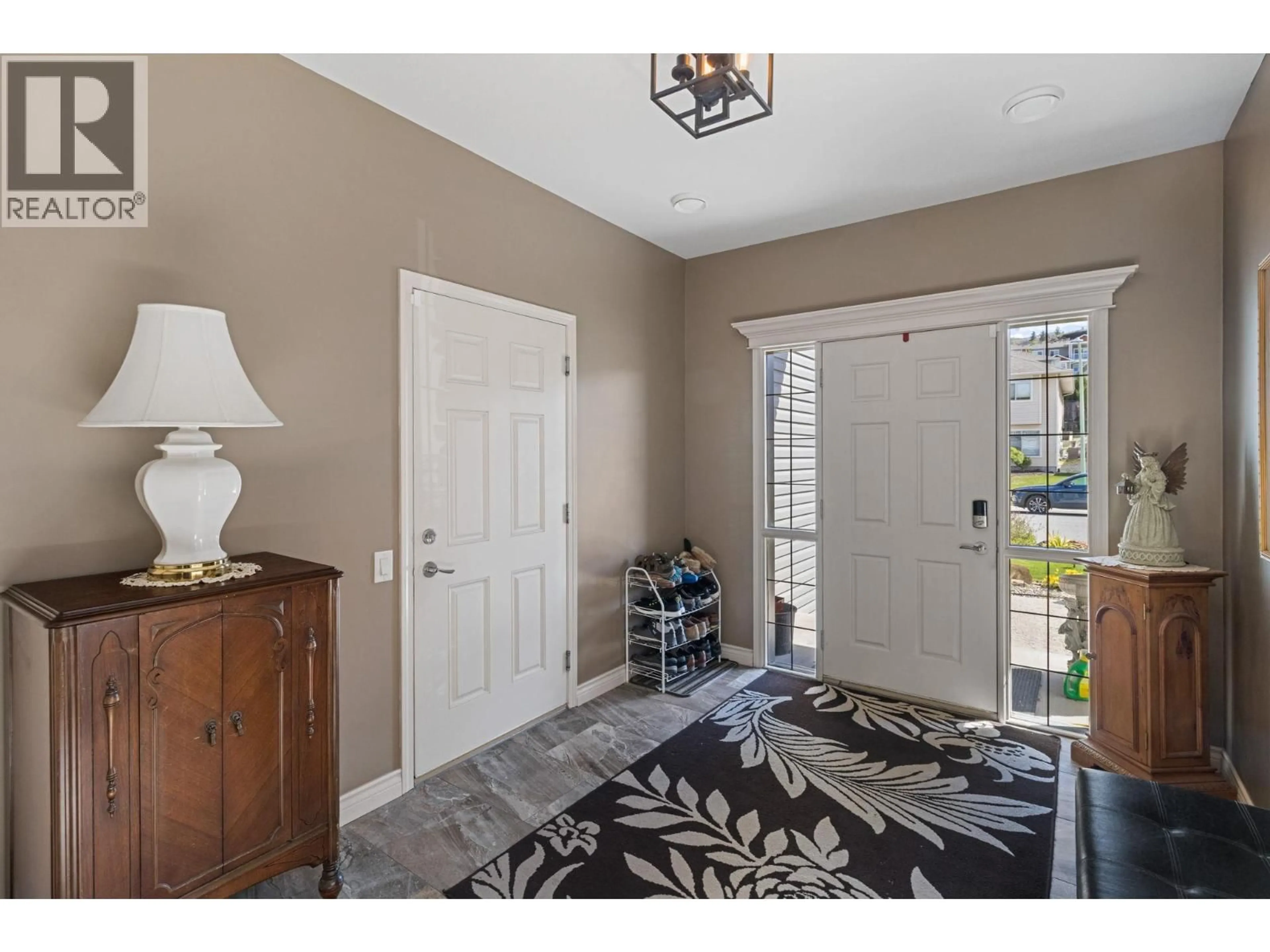 Indoor entryway for 534 SOUTH CREST DRIVE, Kelowna British Columbia V1W4W8