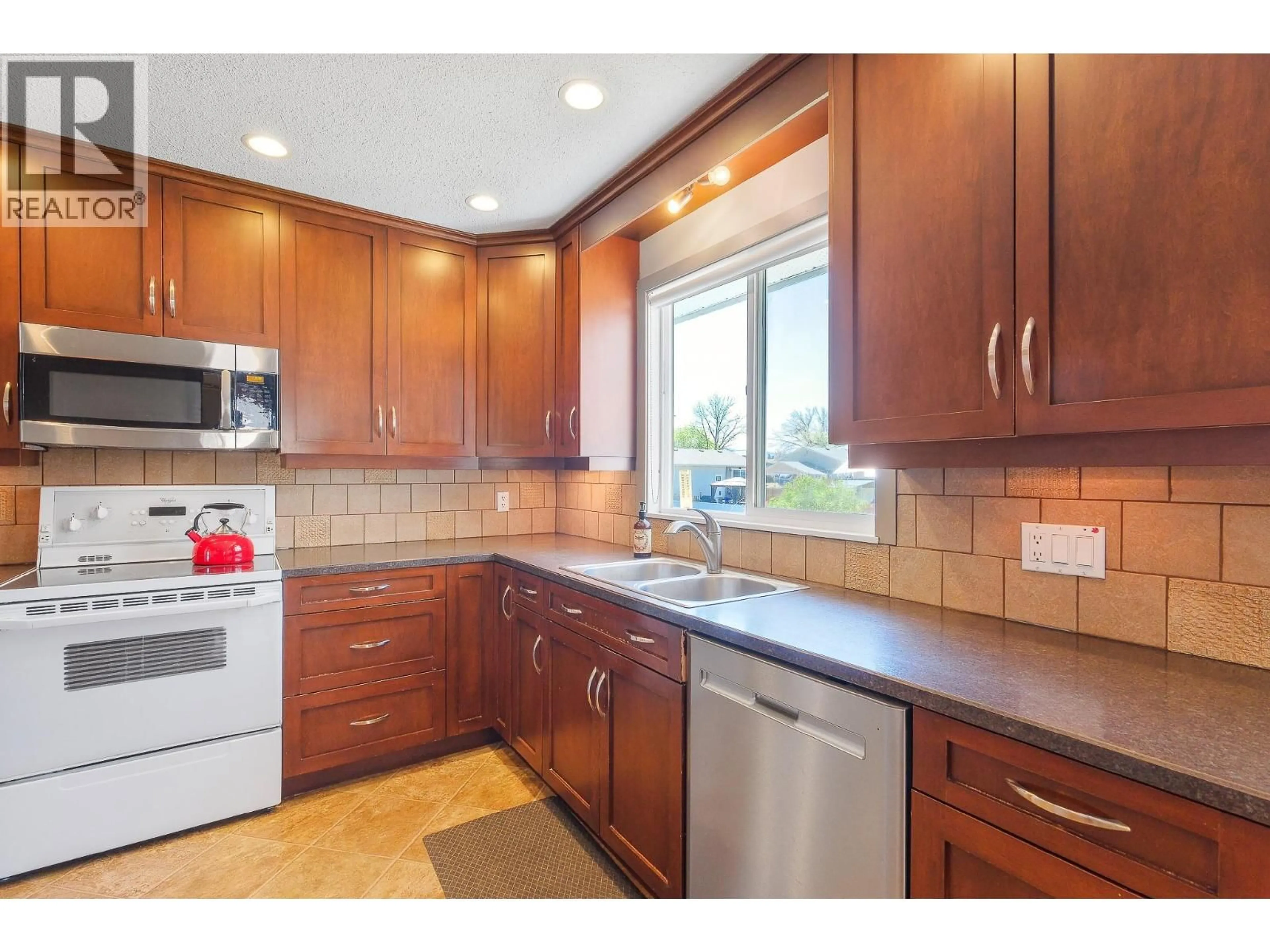 Standard kitchen, ceramic/tile floor for 440 MOLNAR ROAD, Kelowna British Columbia V1X5H6