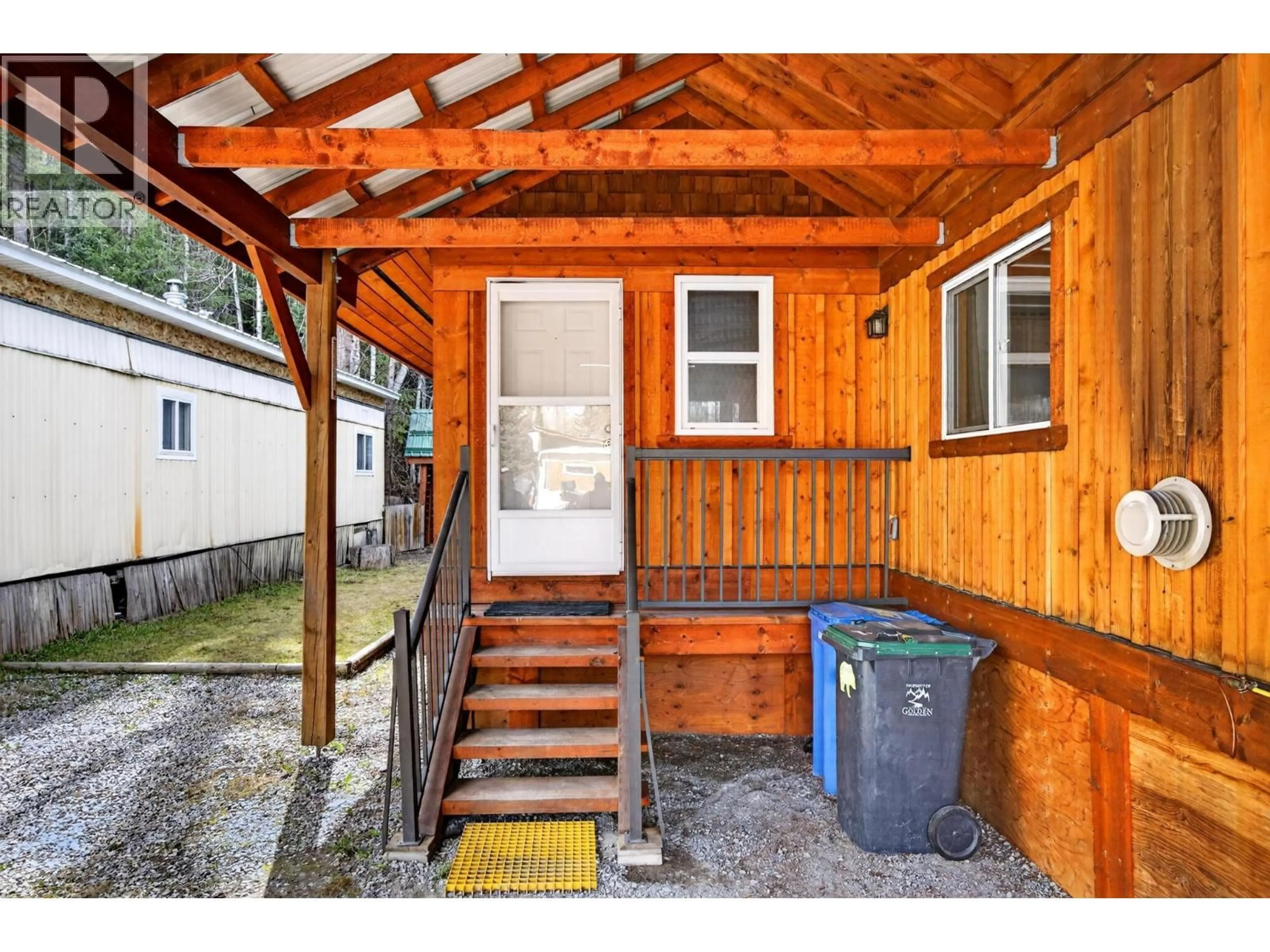 Indoor entryway for 10 - 1400 12TH STREET, Golden British Columbia V0A1H1