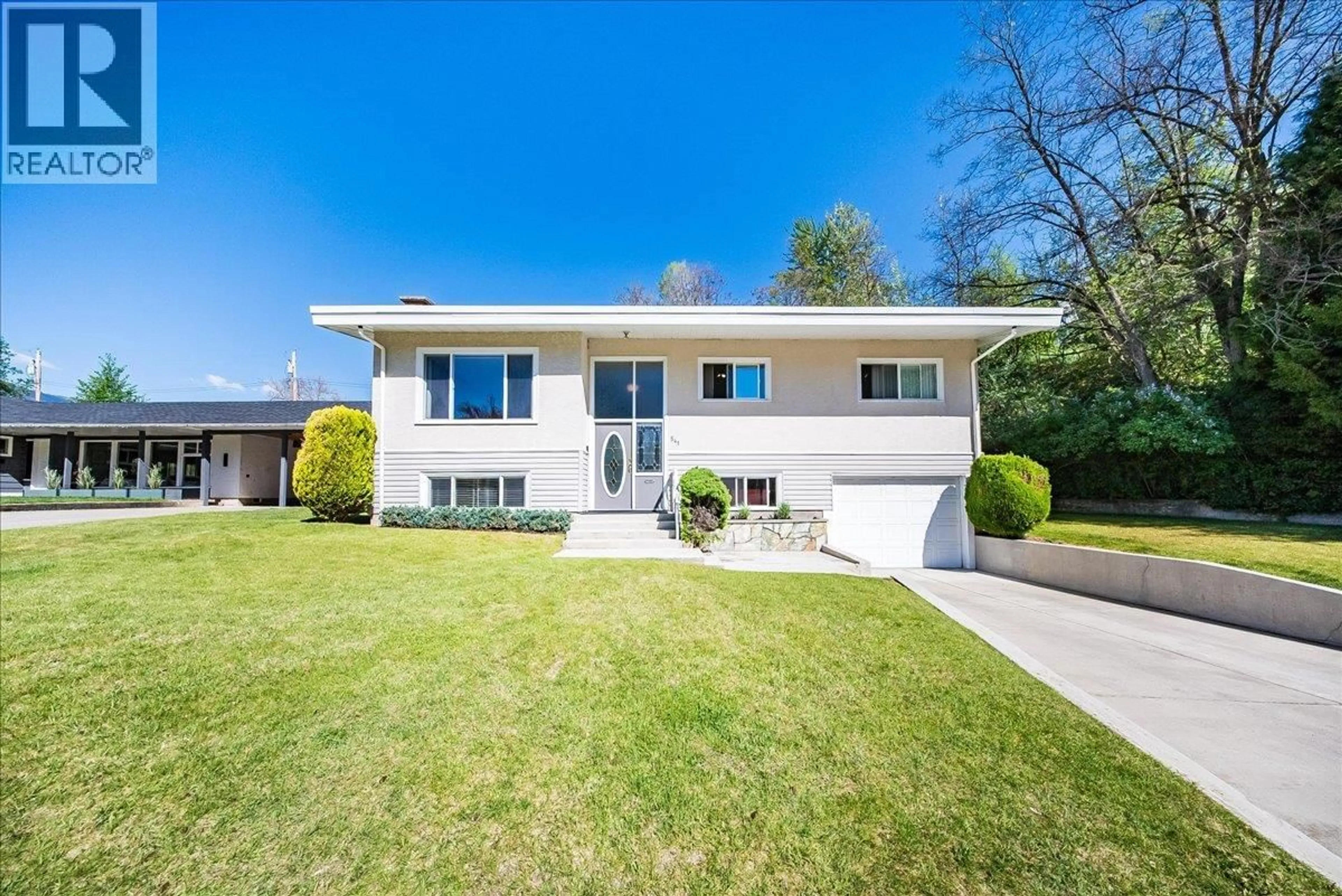 Home with vinyl exterior material, street for 541 PORTIA CRESCENT, Trail British Columbia V1R1A8