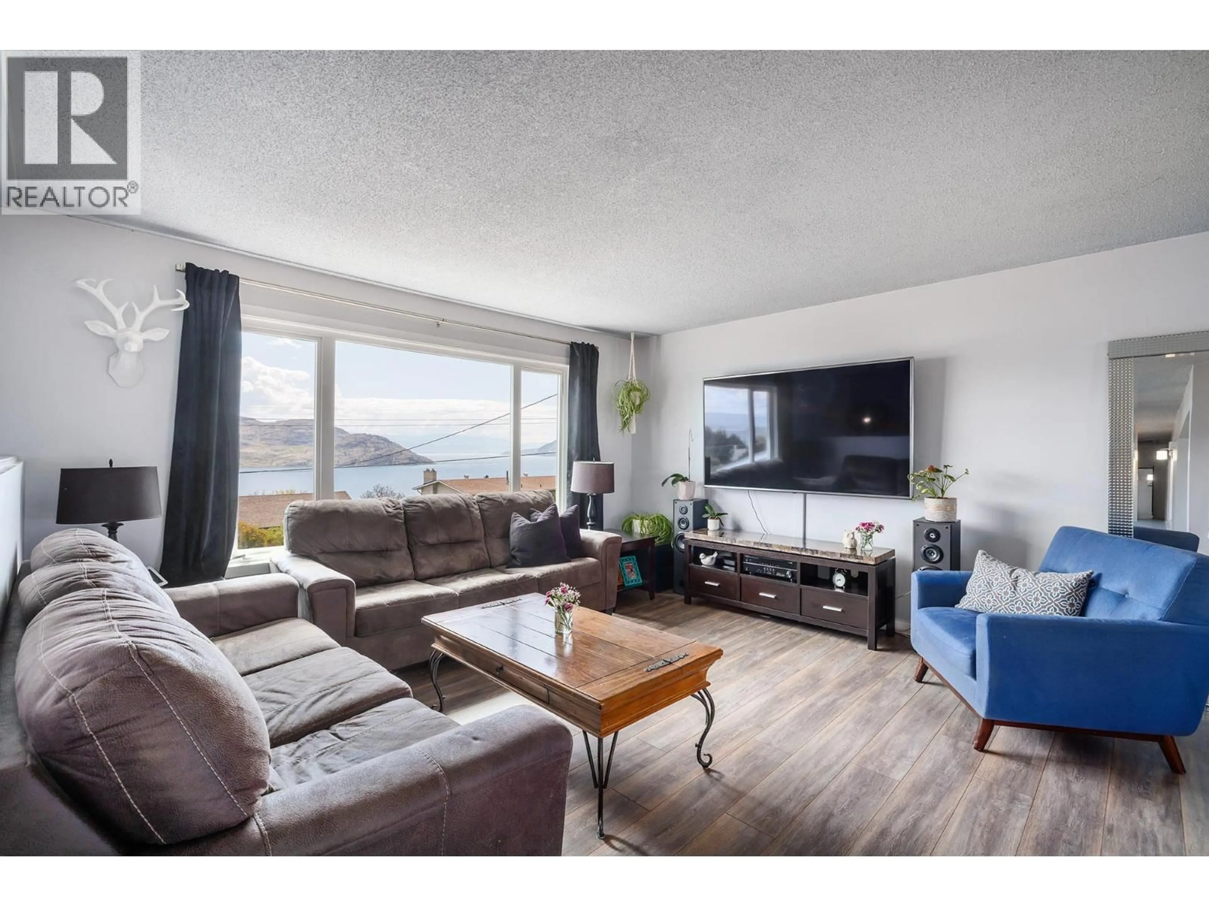 Living room with furniture, wood/laminate floor for 6132 WILSON ROAD, Peachland British Columbia V0H1X7