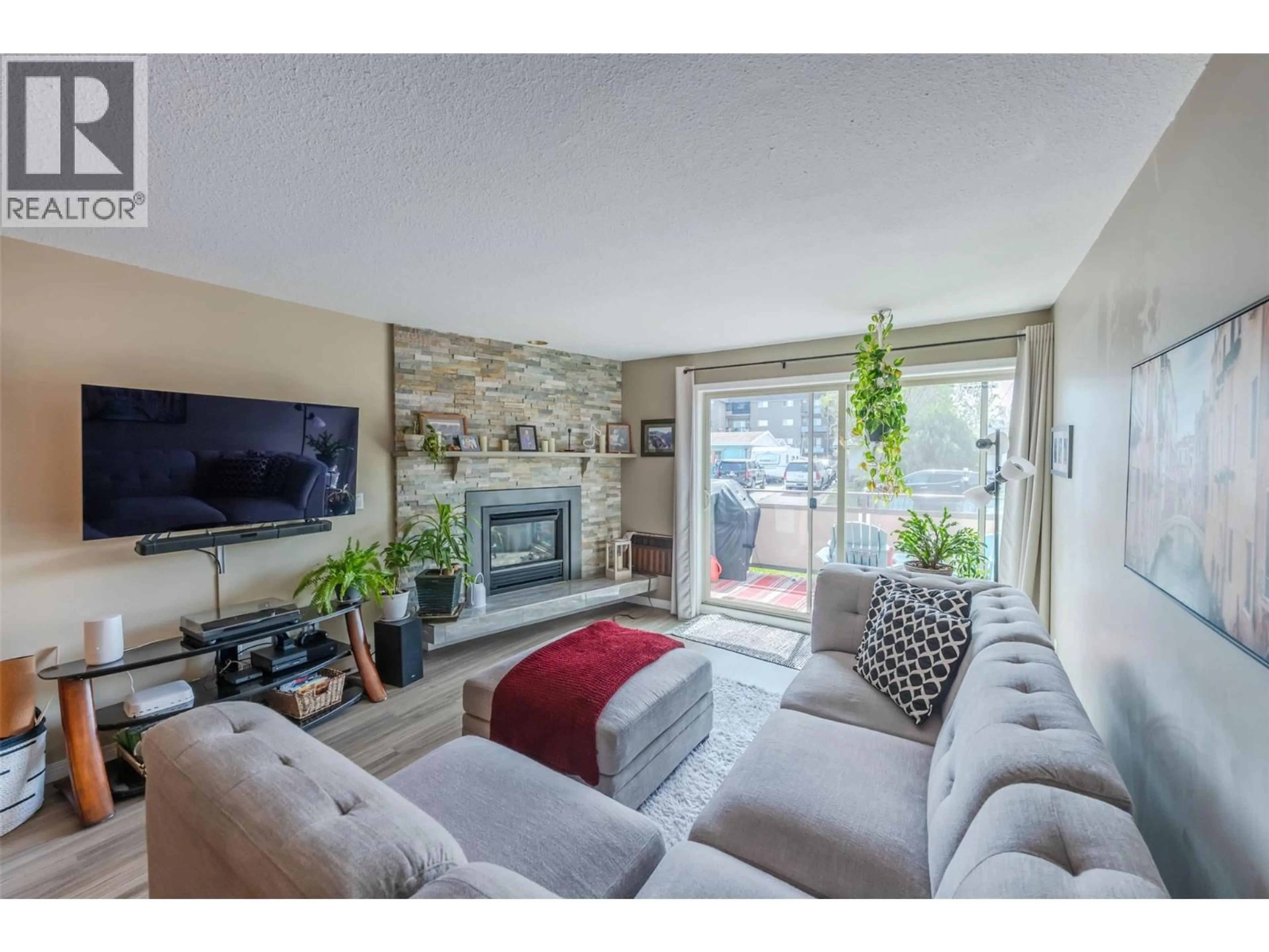 Living room with furniture, unknown for 103 - 335 CHURCHILL AVENUE, Penticton British Columbia V2A1C9