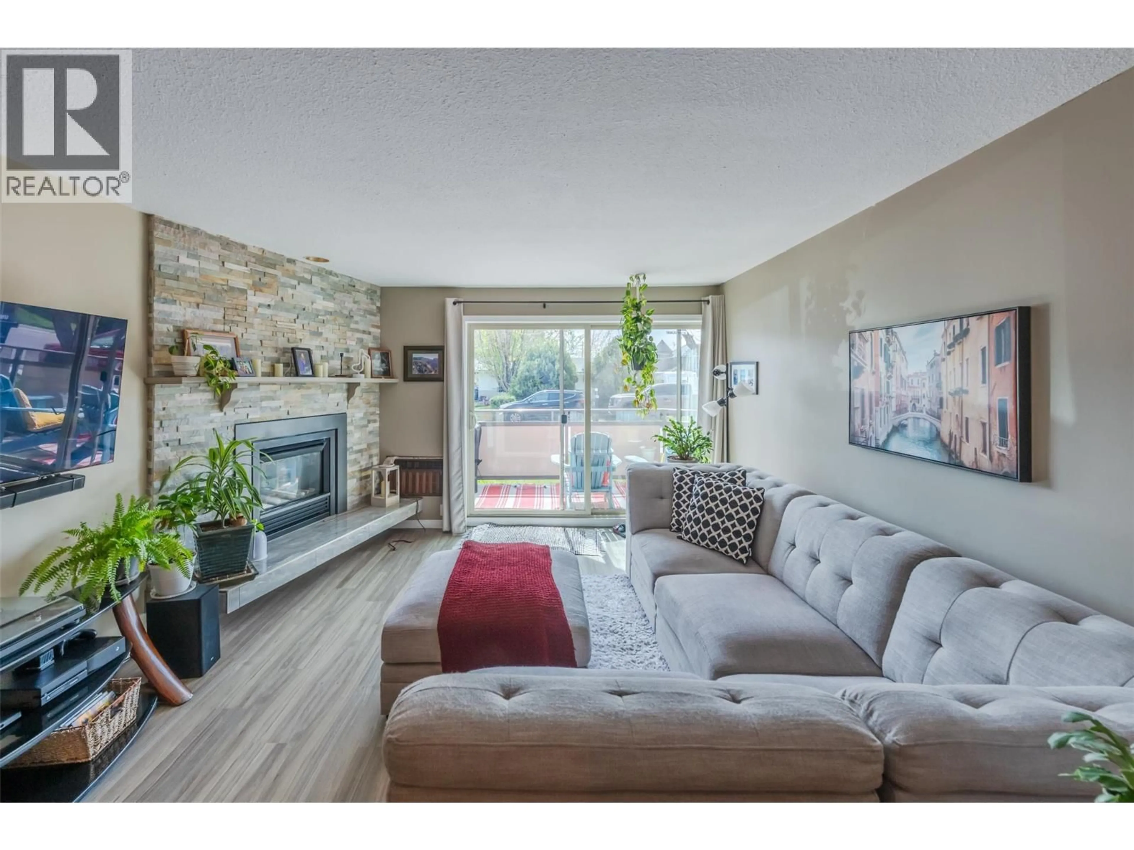 Living room with furniture, unknown for 103 - 335 CHURCHILL AVENUE, Penticton British Columbia V2A1C9