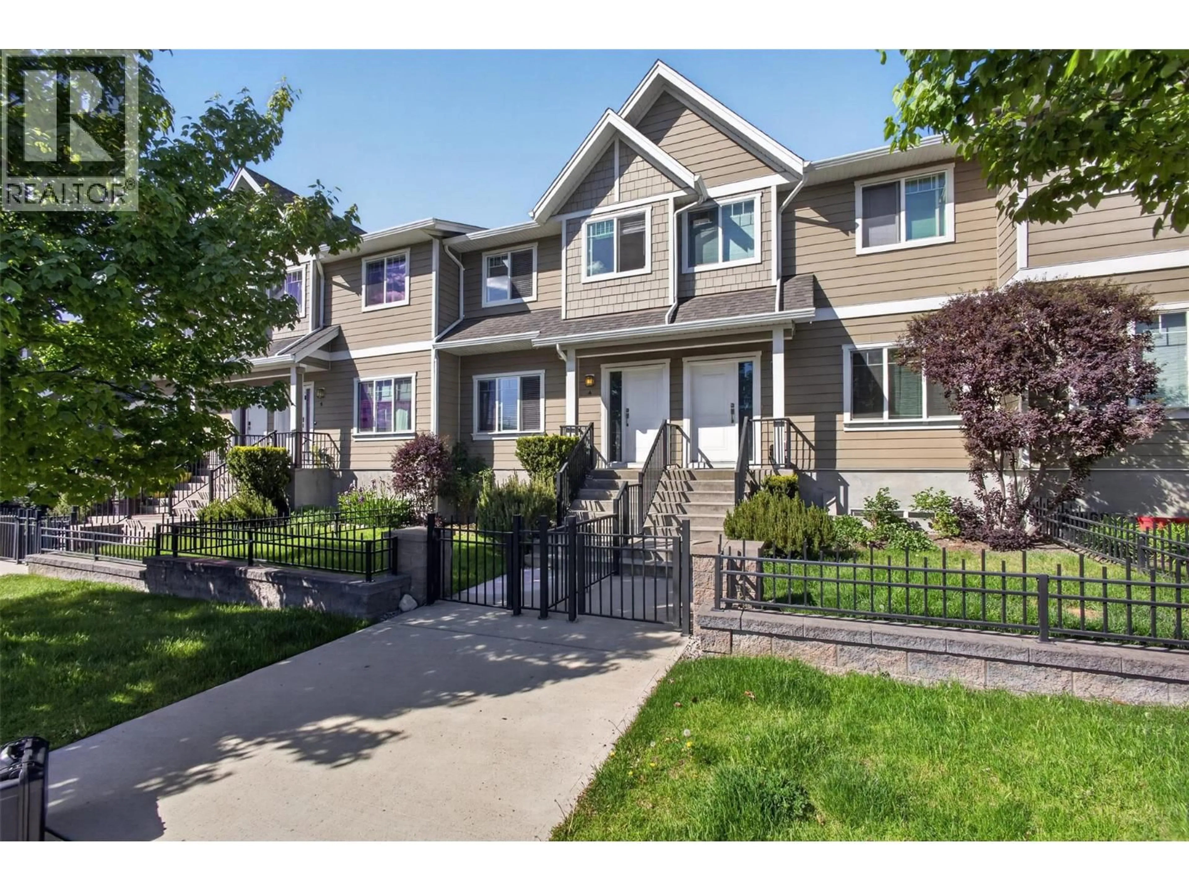 Home with vinyl exterior material, street for 4 - 600 SHERWOOD ROAD, Kelowna British Columbia V1W5K1