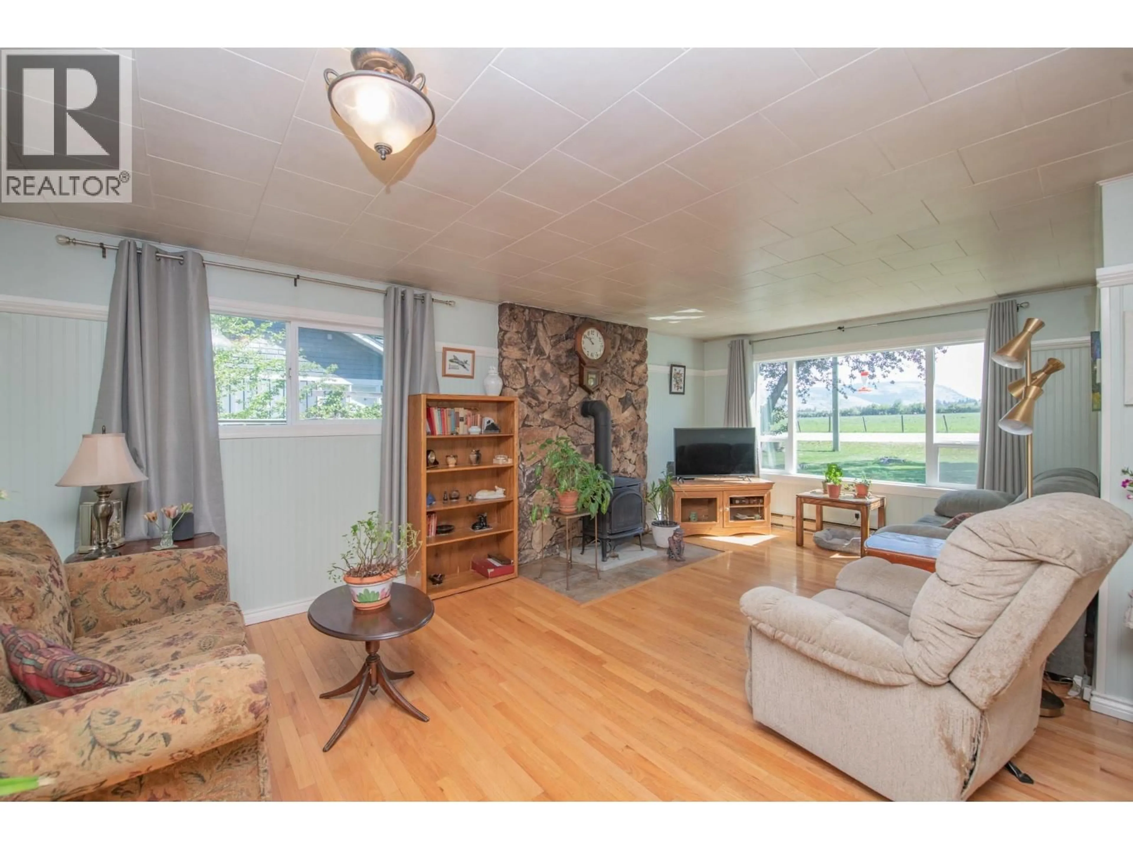 Living room with furniture, wood/laminate floor for 9590 SCHOOL ROAD, Coldstream British Columbia V1B3G4