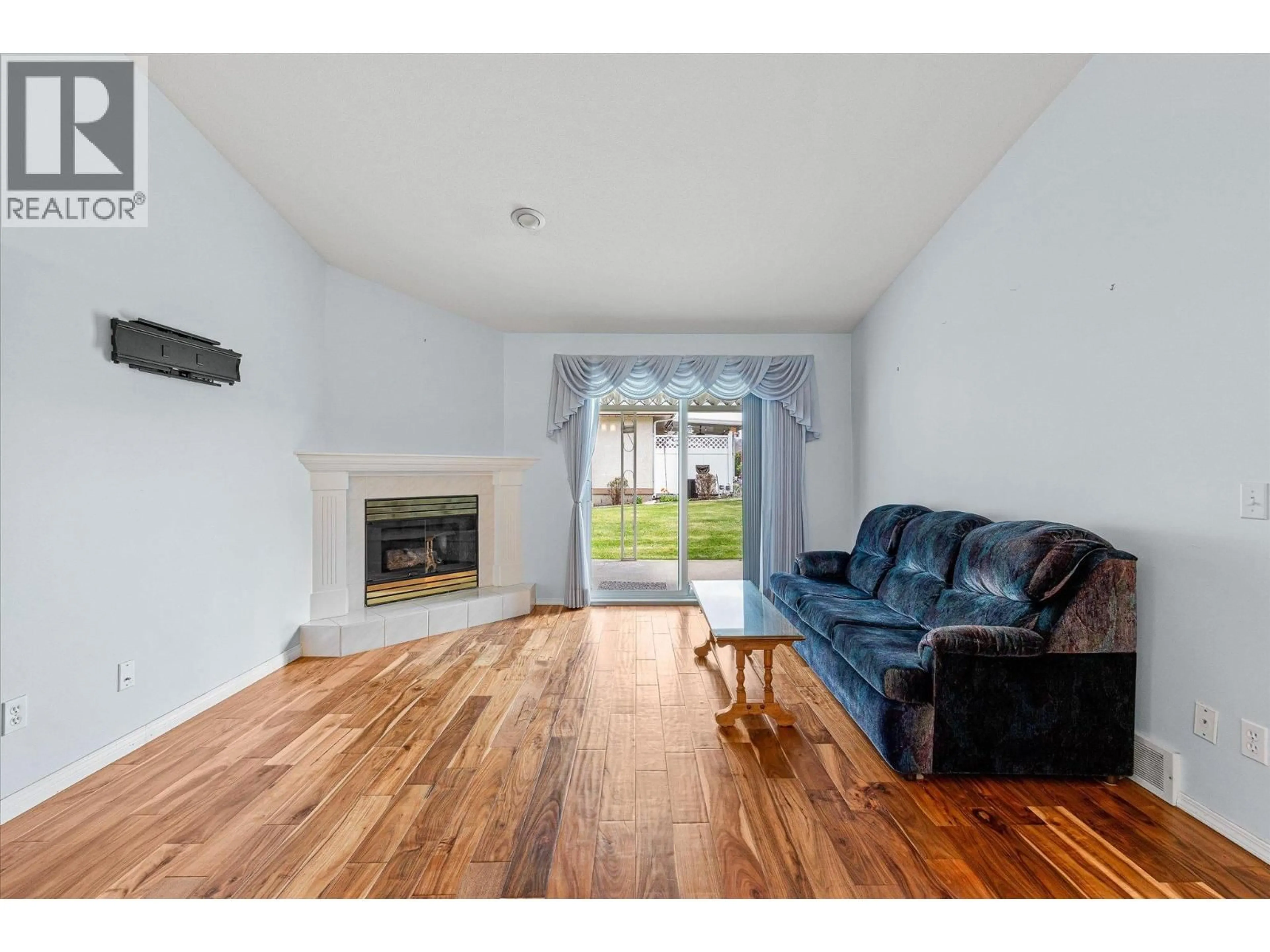 Living room with furniture, wood/laminate floor for 17 - 1874 PARKVIEW CRESCENT, Kelowna British Columbia V1X7G6