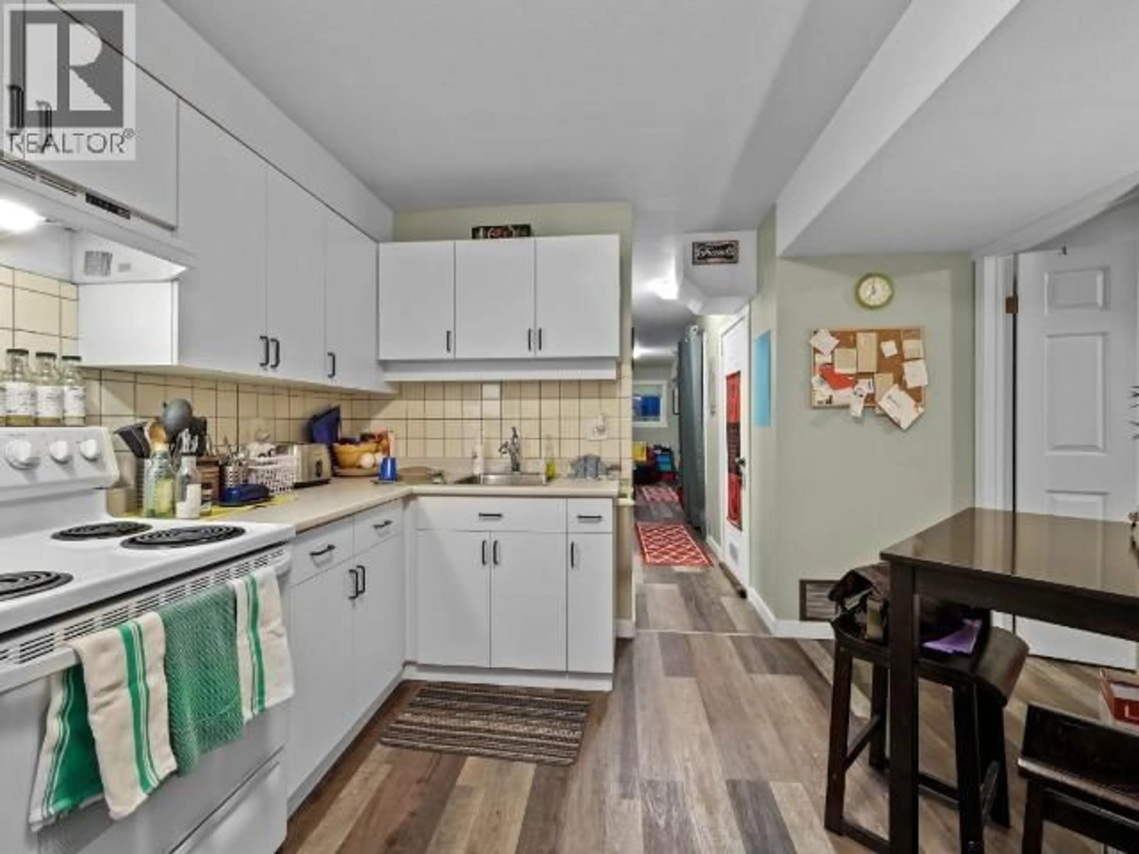 Standard kitchen, unknown for 2017 SUNNYCREST AVENUE, Kamloops British Columbia V2B4L9