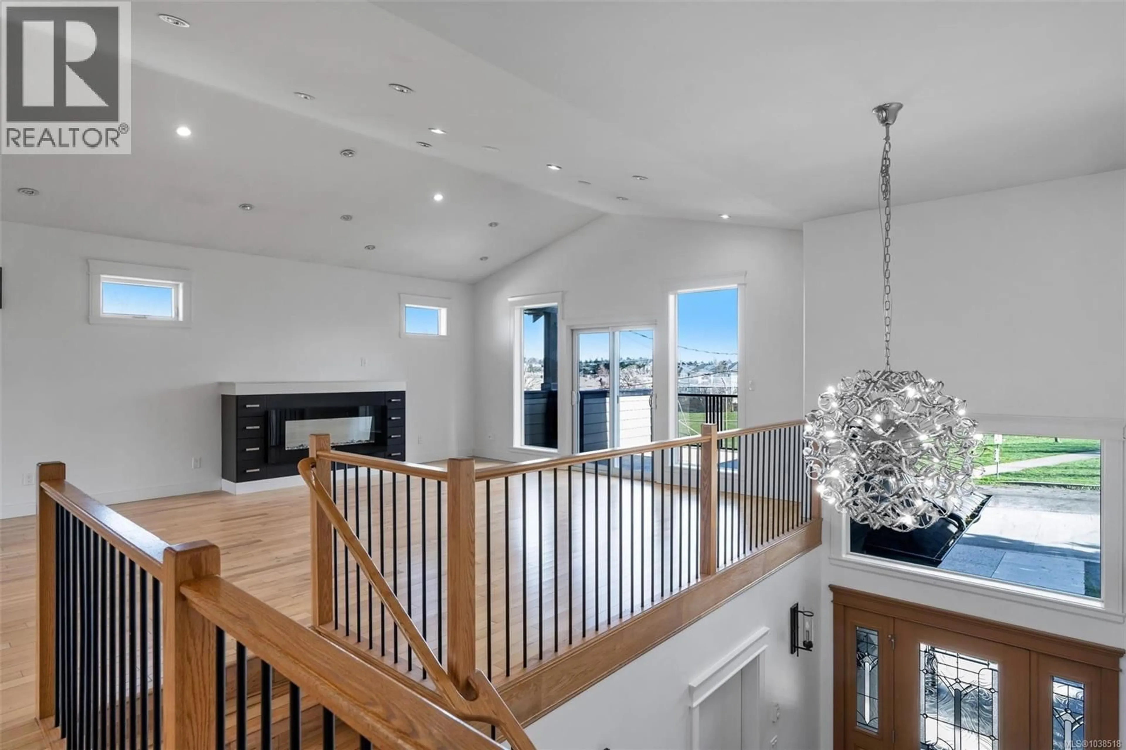 Indoor foyer for 3264 IRMA STREET, Saanich British Columbia V8Z3R8