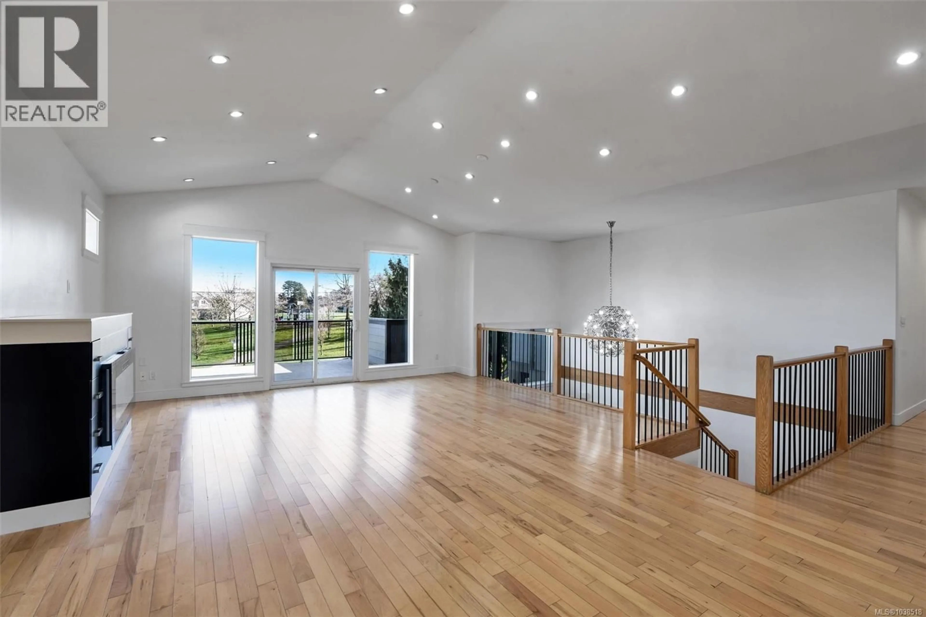 Indoor foyer for 3264 IRMA STREET, Saanich British Columbia V8Z3R8