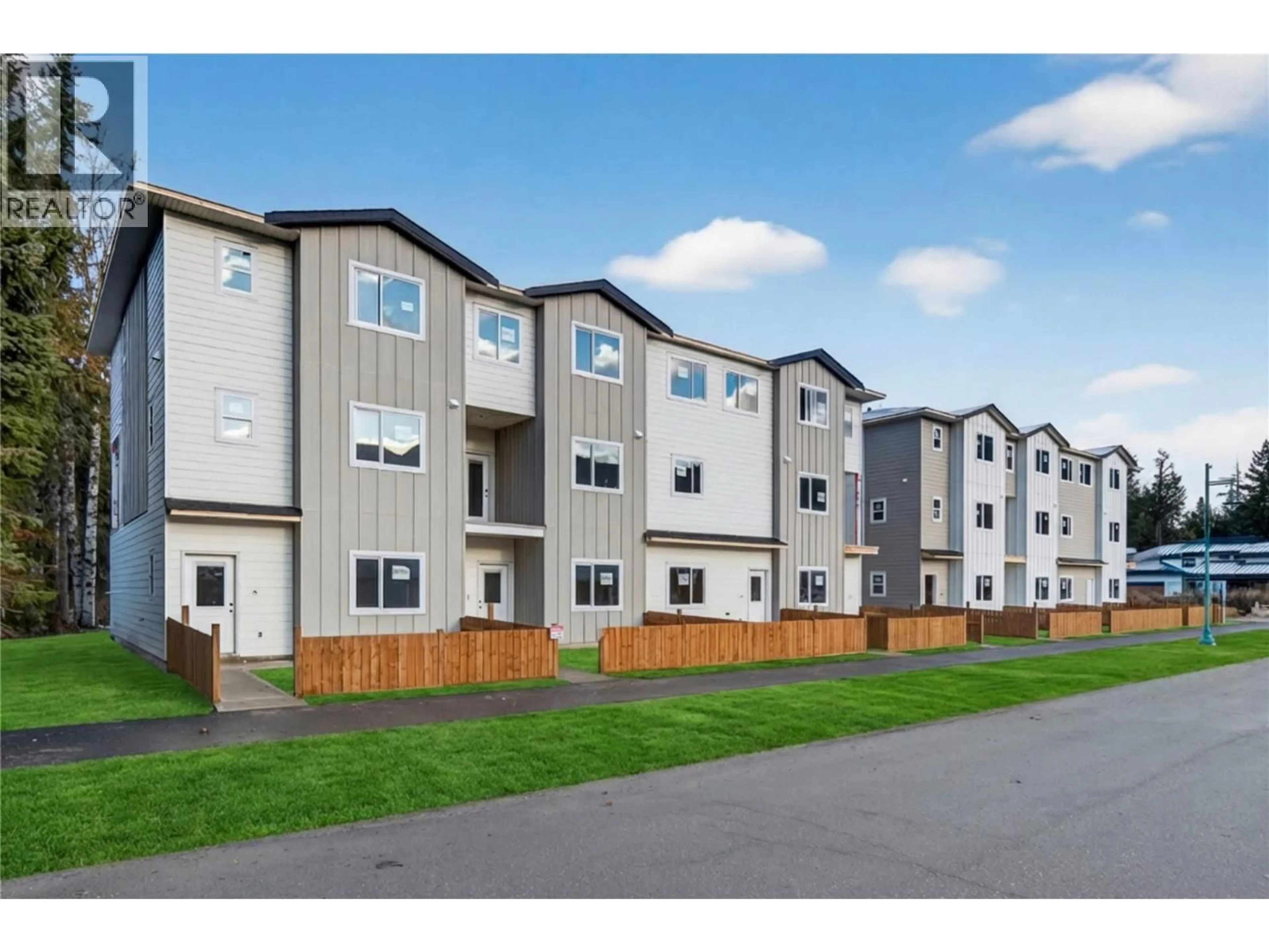 Home with vinyl exterior material, street for 8 - 222 TEMPLE STREET, Sicamous British Columbia V0E2V0