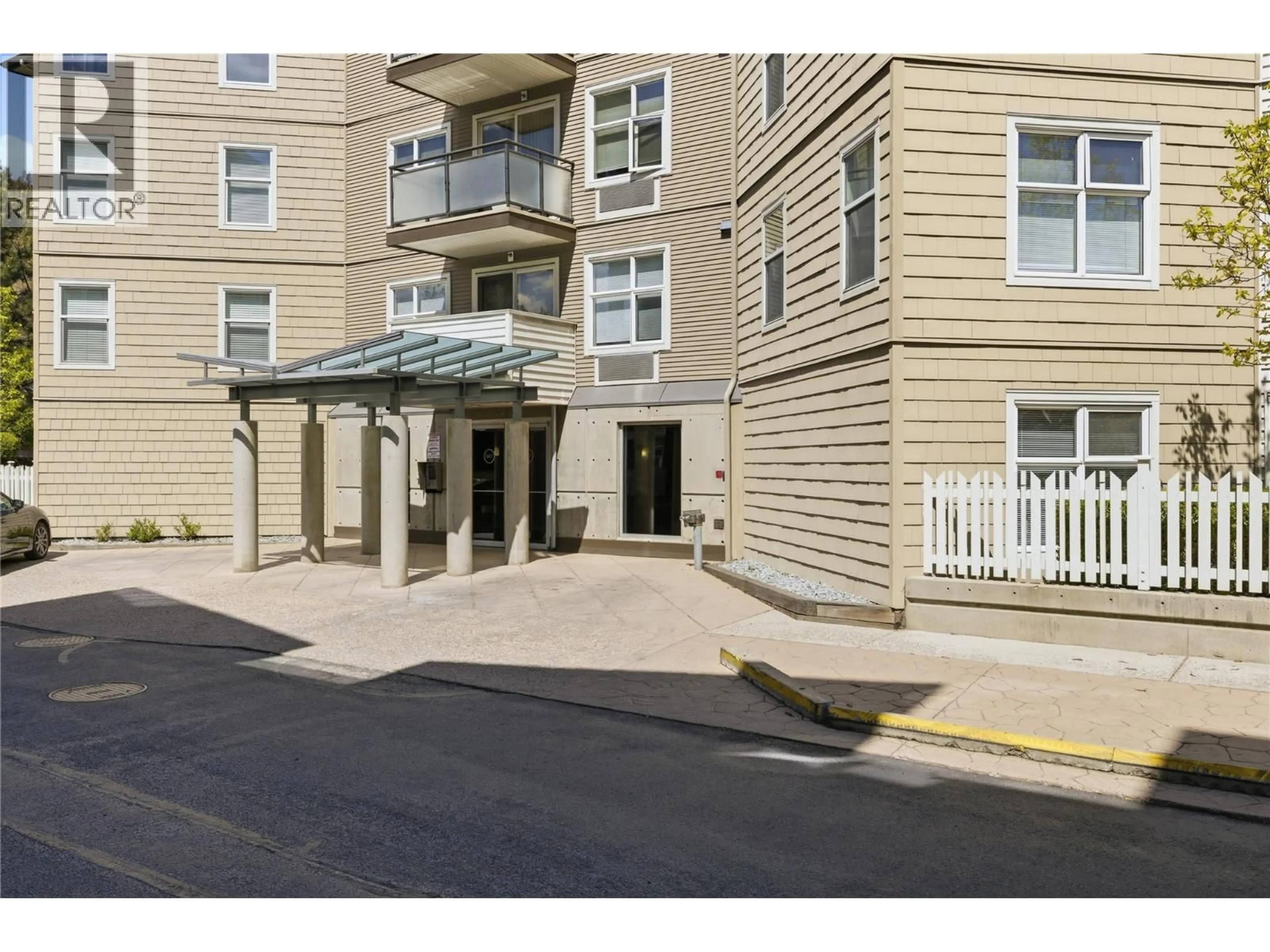 Indoor foyer for 214 - 547 YATES ROAD, Kelowna British Columbia V1V2T9