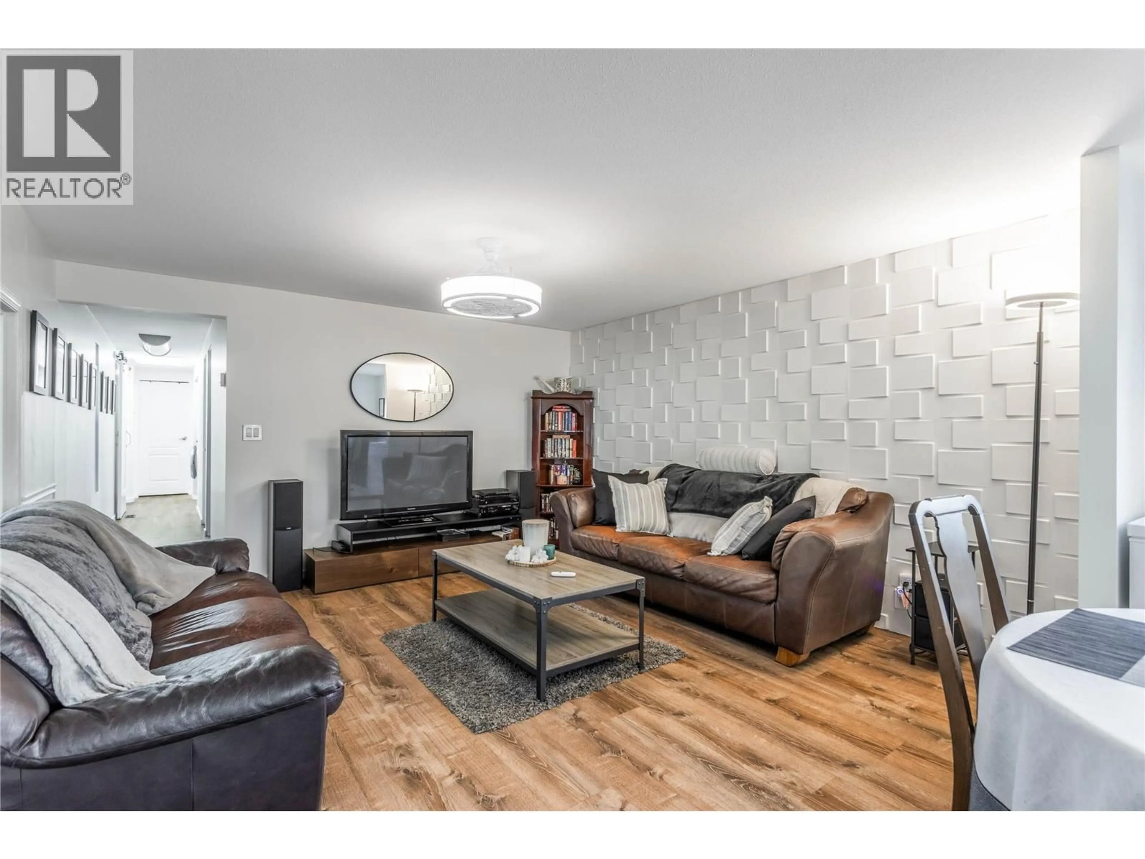 Living room with furniture, wood/laminate floor for 1 - 1929 HIGHWAY 97 S OTHER, Kelowna British Columbia V1Z2Z1