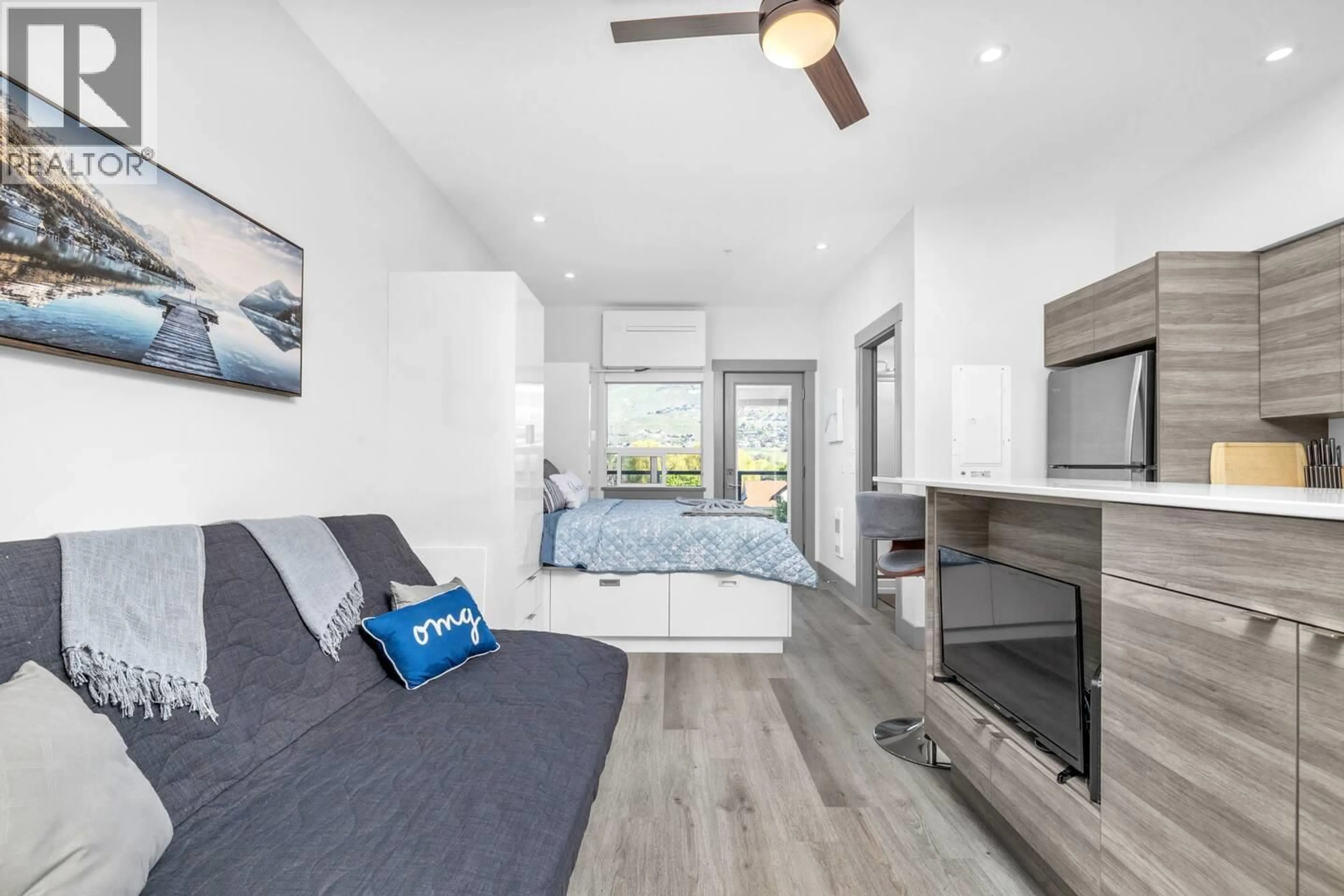 Living room with furniture, unknown for 406 - 2555 LAKESHORE ROAD, Vernon British Columbia V1H1M9