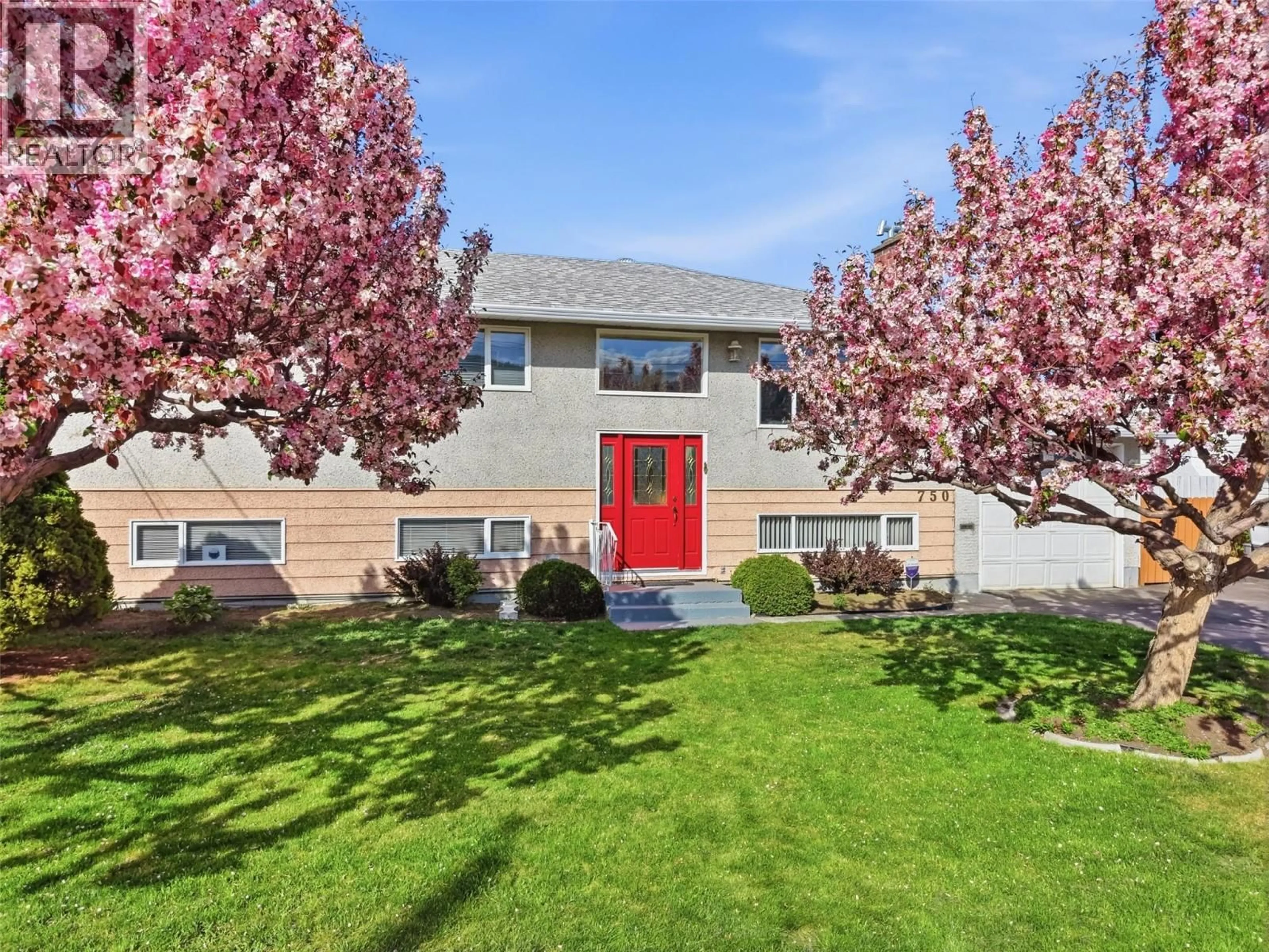 Home with vinyl exterior material, street for 750 STEWART AVENUE, Kamloops British Columbia V2B3W7