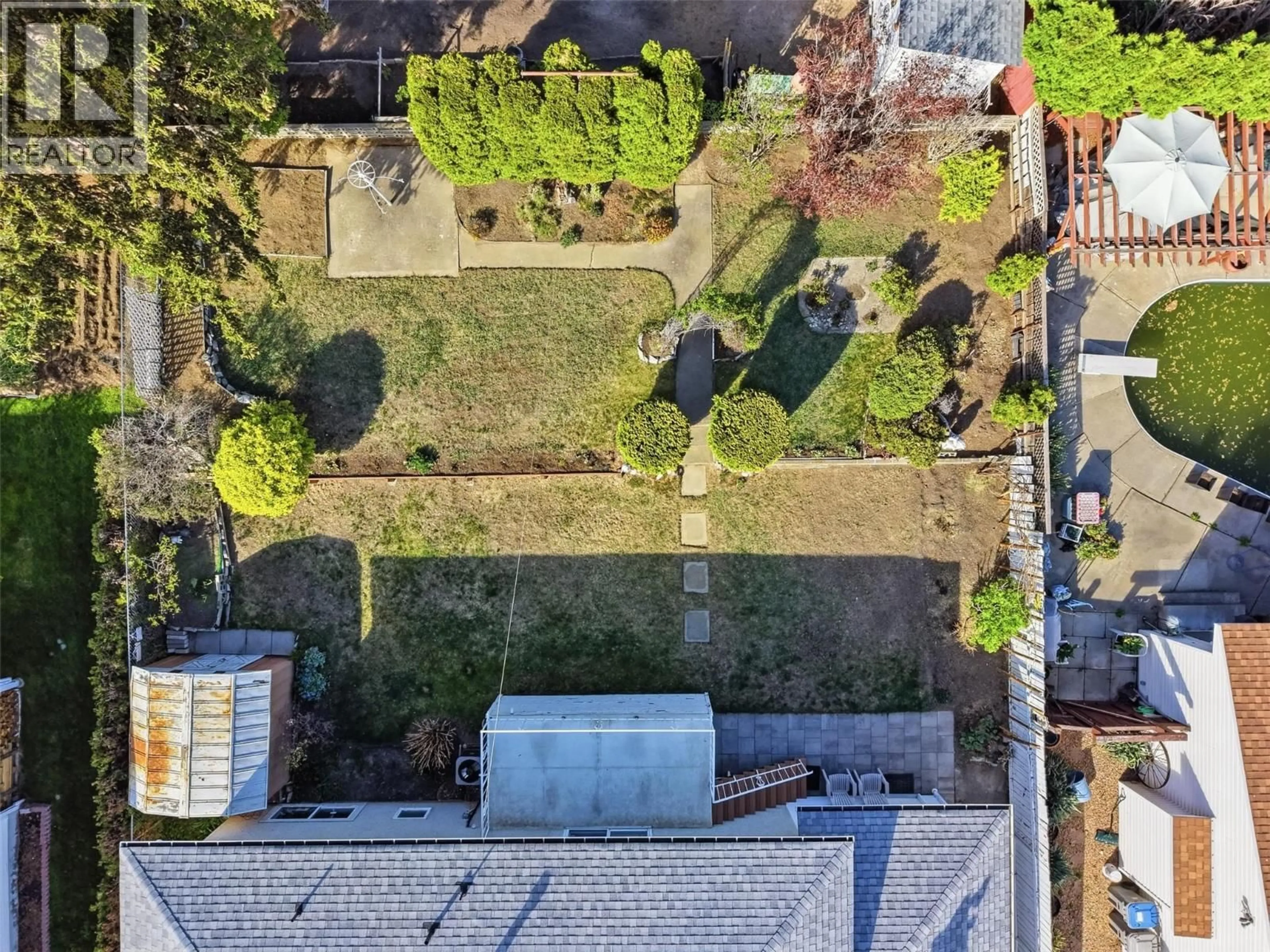 A pic from outside/outdoor area/front of a property/back of a property/a pic from drone, street for 750 STEWART AVENUE, Kamloops British Columbia V2B3W7