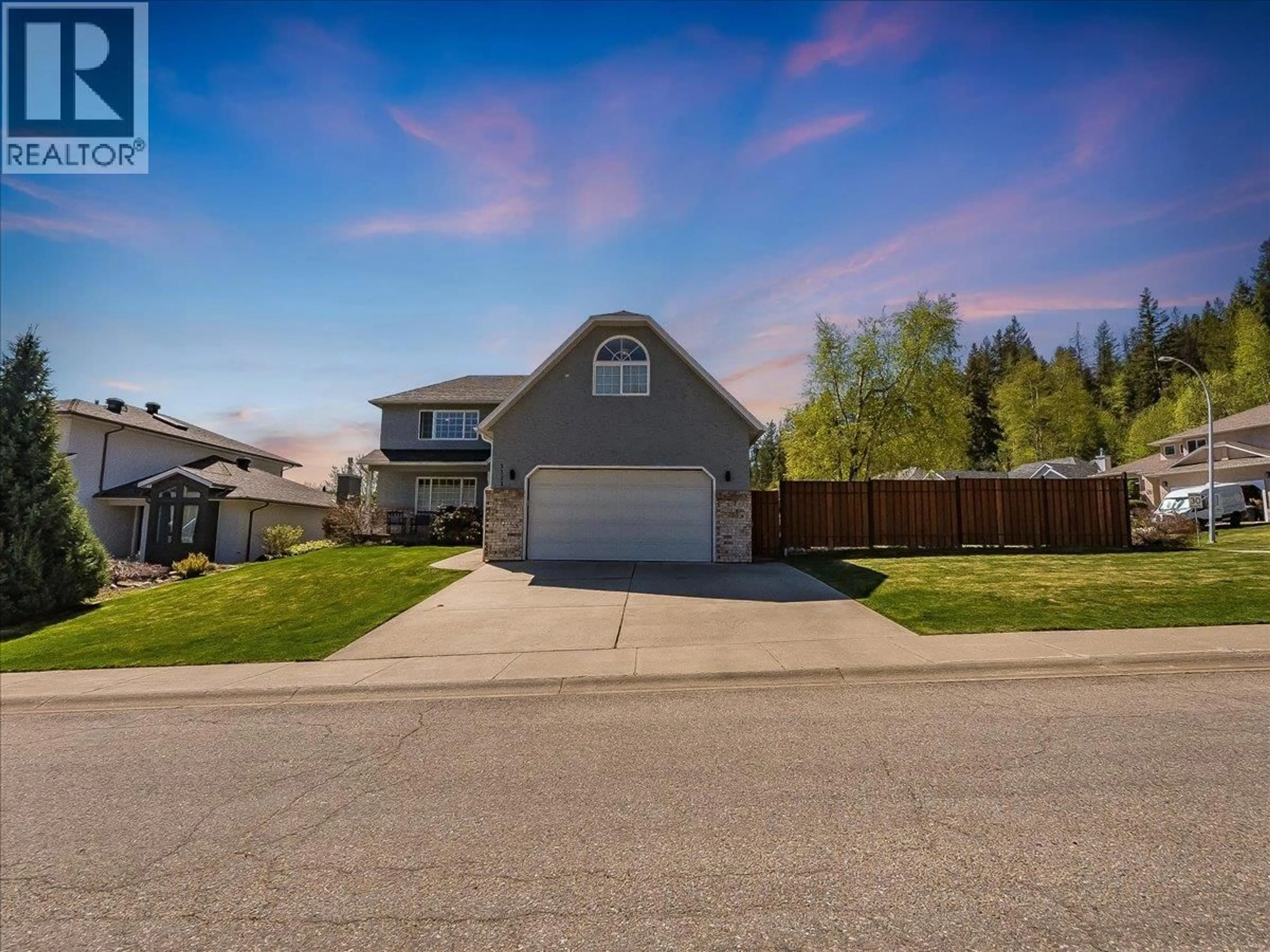 A pic from outside/outdoor area/front of a property/back of a property/a pic from drone, street for 3312 SOUTHRIDGE DRIVE, Castlegar British Columbia V1N4G1