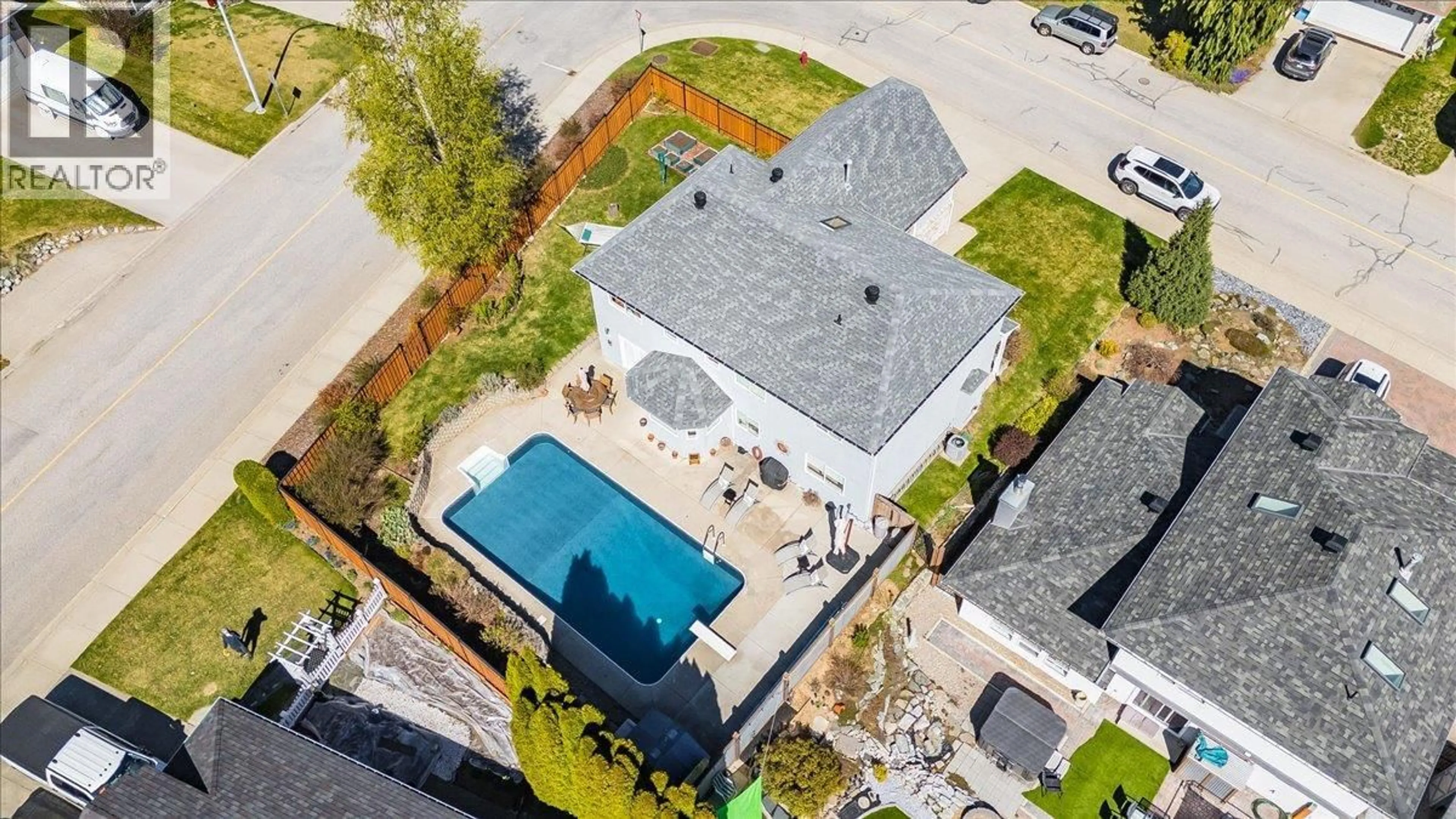 A pic from outside/outdoor area/front of a property/back of a property/a pic from drone, unknown for 3312 SOUTHRIDGE DRIVE, Castlegar British Columbia V1N4G1